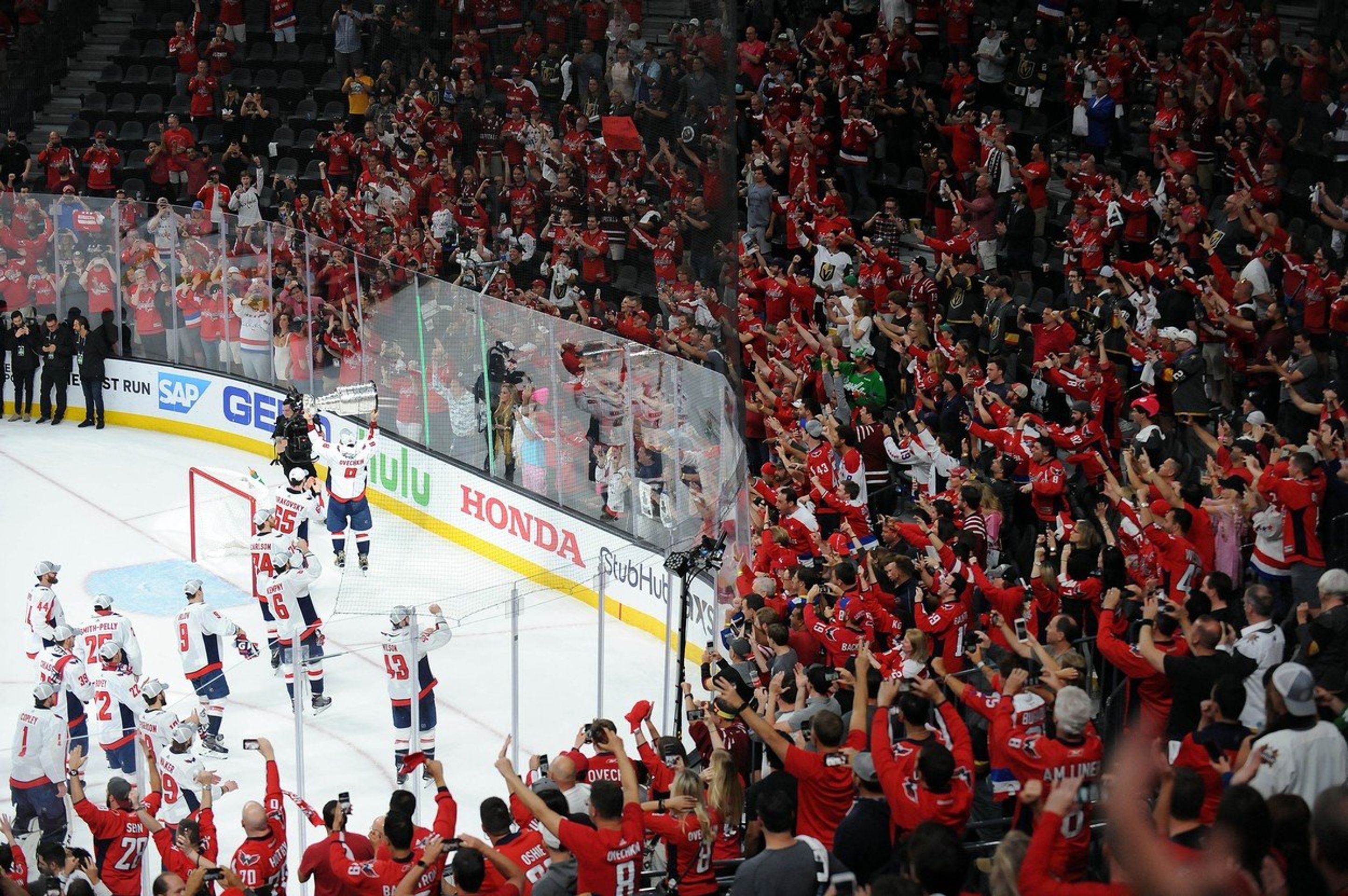 Oslavy hokejistů Washington Capitals - GALERIE: Oslavy hokejistů Washingtonu těsně po vítězném zápase (1/6)