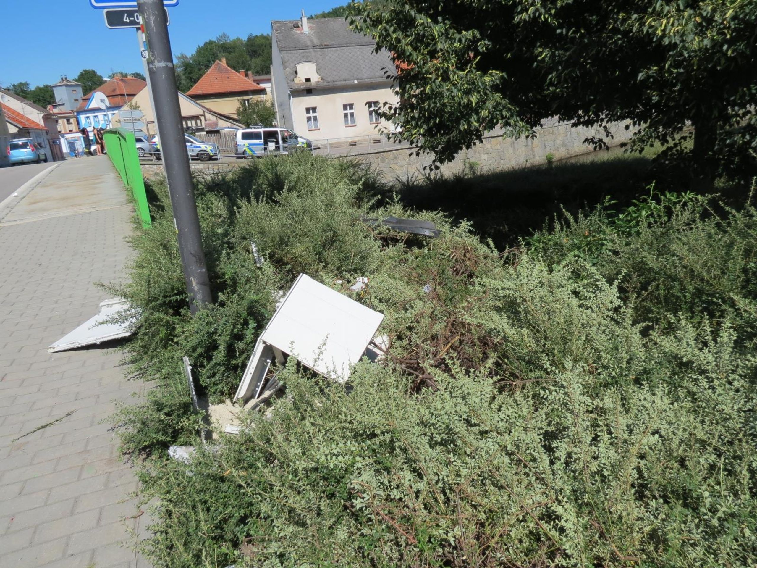 Řidička vjela na chodník a spadla do řeky - 1 - GALERIE: Žena neukočírovala SUV (1/4)