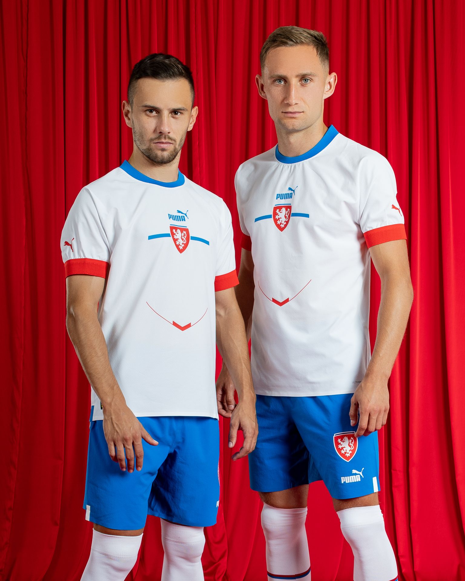 Jakub Pešek a Jan Kuchta v bílé variantě nového trikotu - Nové dresy fotbalové reprezentace (2/8)