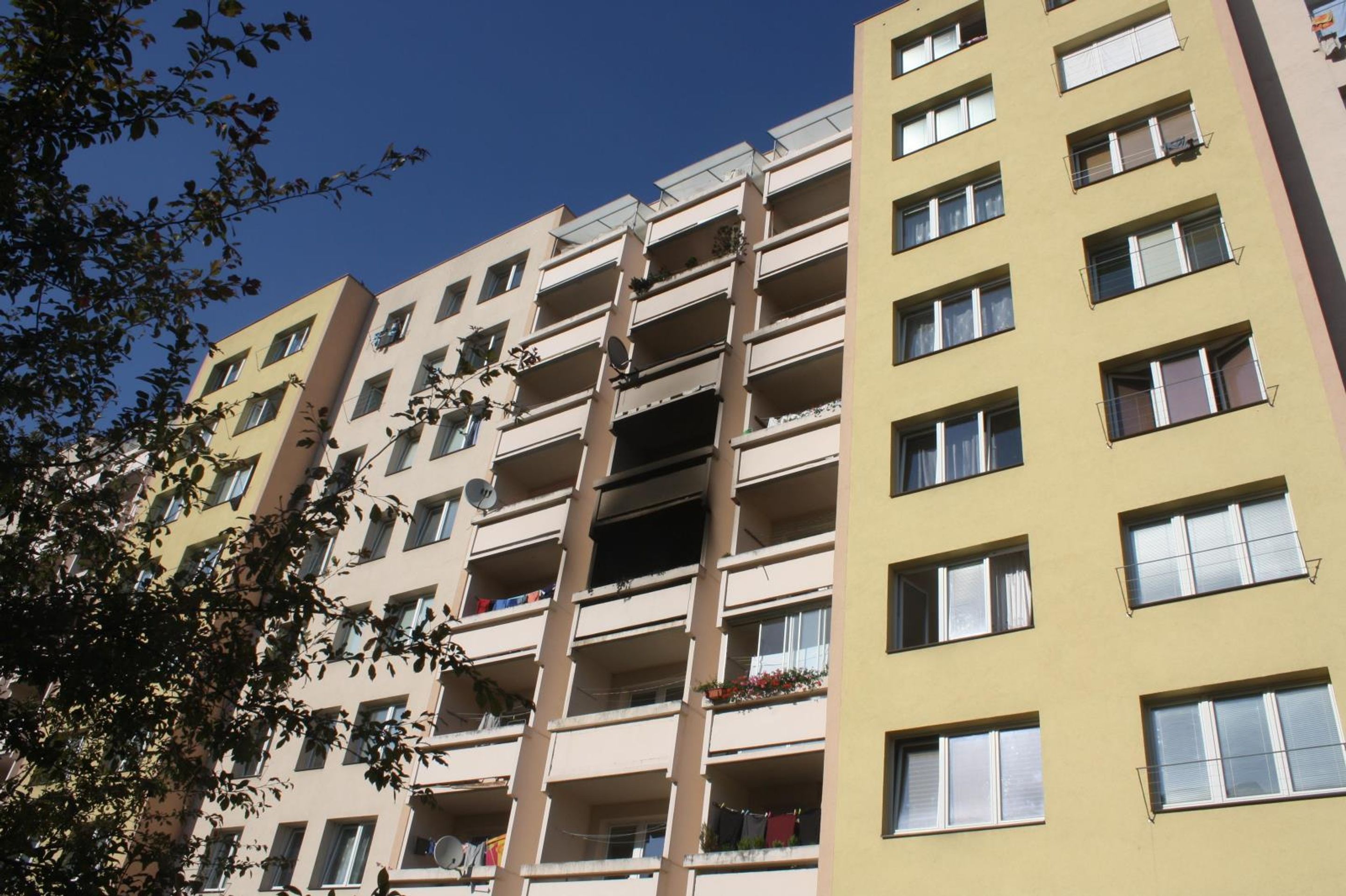 Velký požár na českobudějovickém sídlišti - 2 - GALERIE: Velký požár na sídlišti v Českých Budějovicích (7/8)