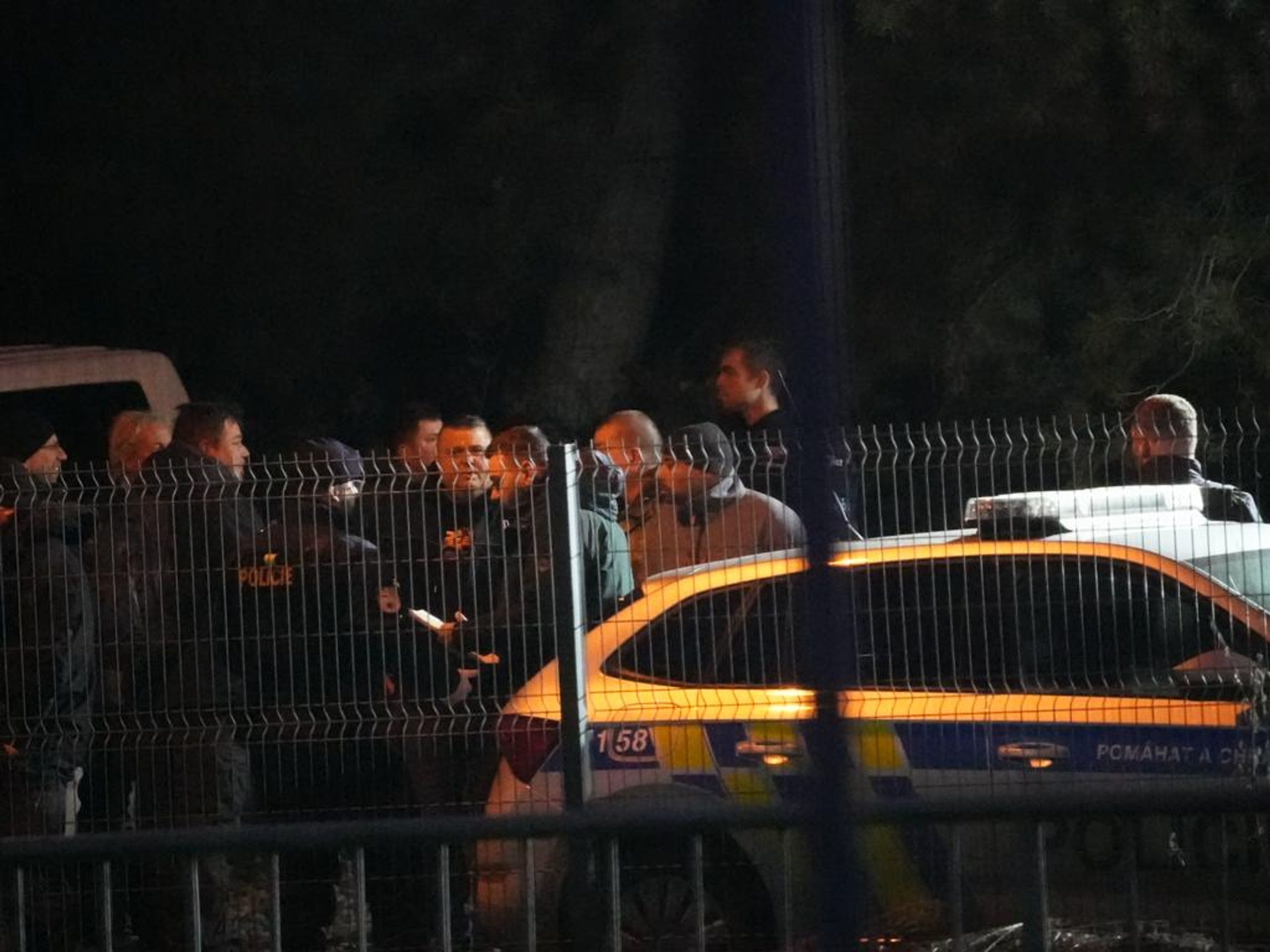 Přes 100 pražských policistů se chystá pročesávat Klánovický les (4) - Pátrací akce v Klánovickém lese (23/33)