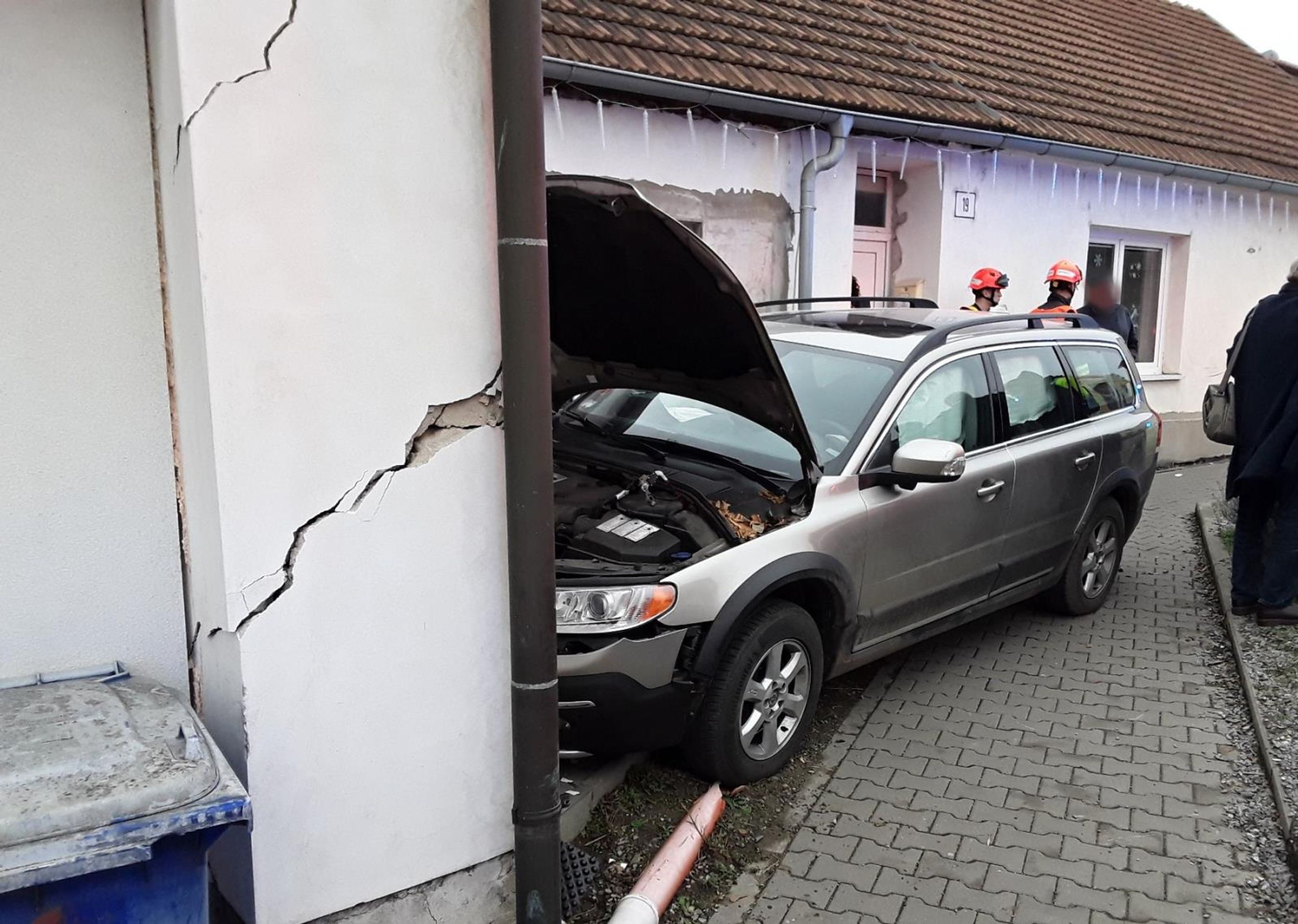 Auto srazilo u Brna chodce a nabouralo do domu - 2 - Auto u Brna srazilo chodce a nabouralo do domu (1/3)