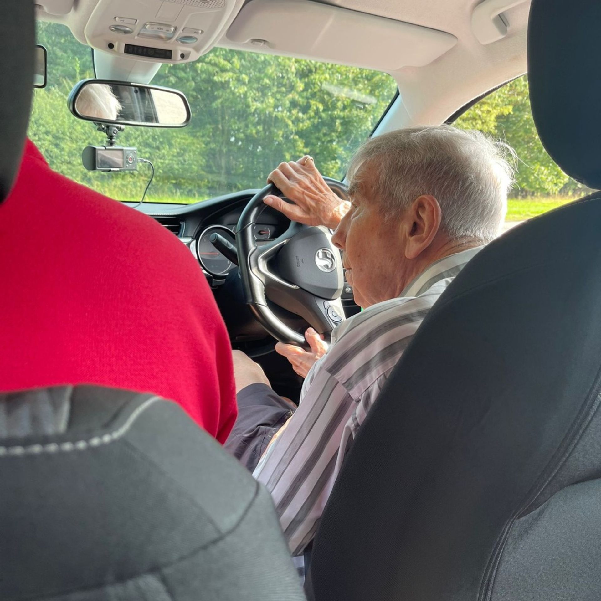 98letý senior za volantem - Téměř stoletý senior usedl znovu za volant (3/5)