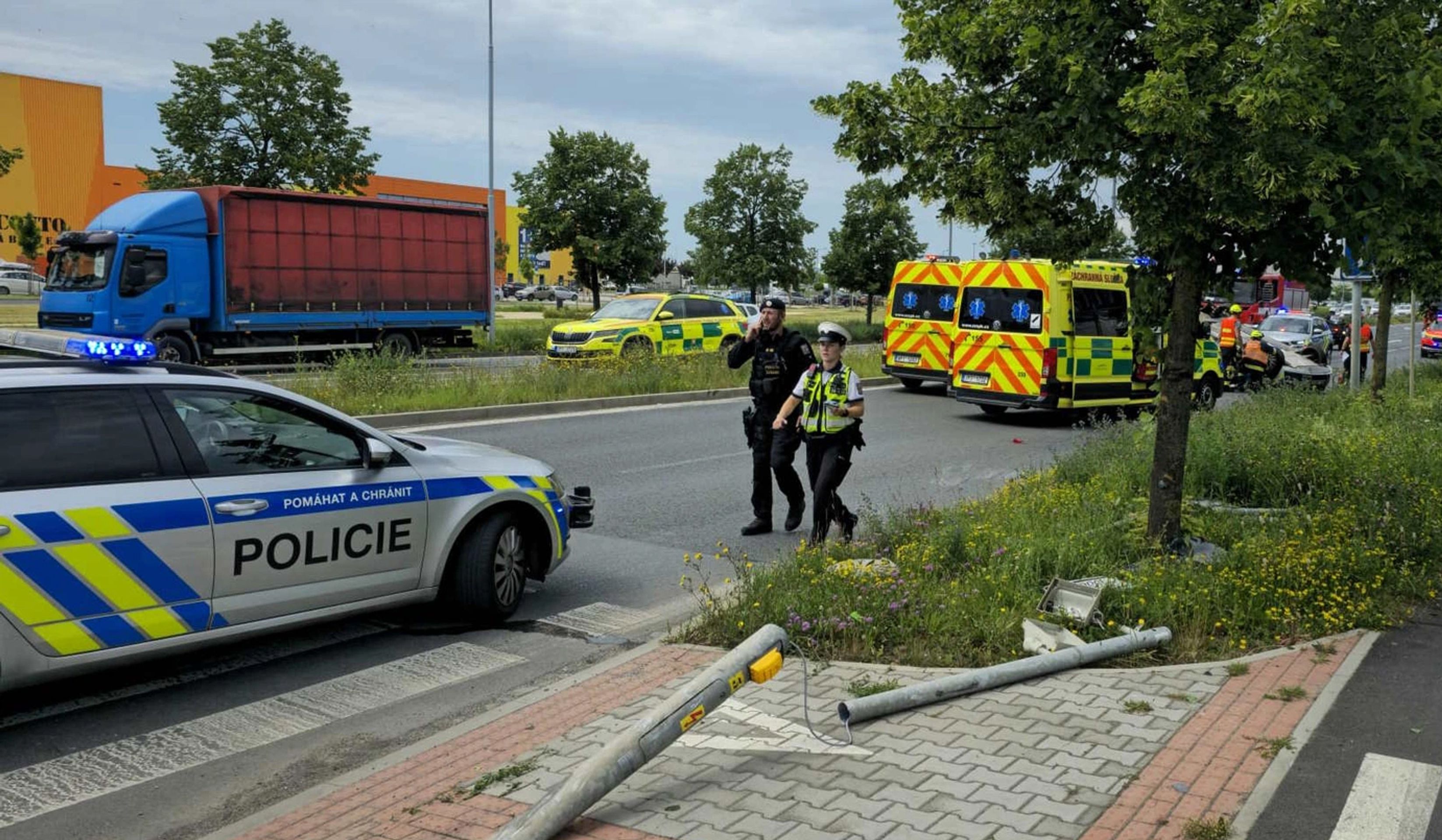 Vážná dopravní nehoda v Plzni na Borech (3) - Vážná dopravní nehoda v Plzni na Borech (3/5)