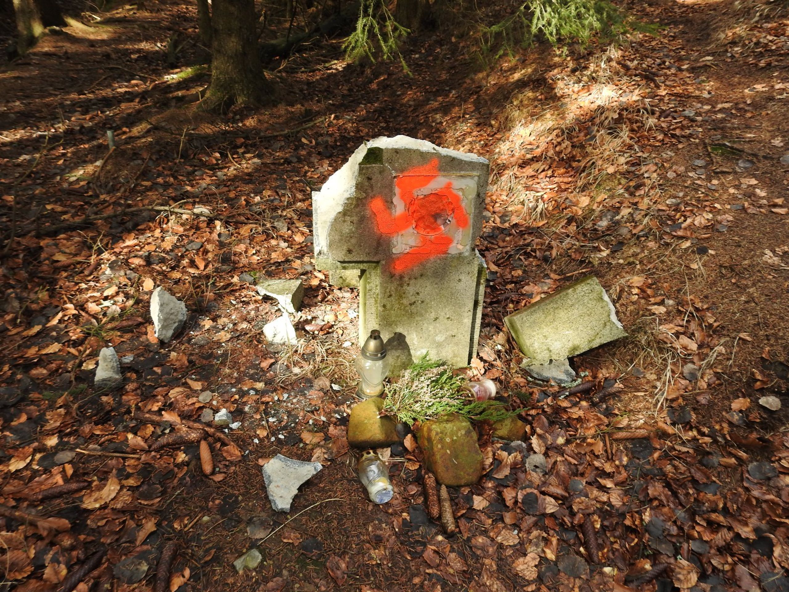 Zničený Pomník zbytečným obětem u Kytlic na Děčínsku - 1 - GALERIE: Zdemolovaný pomník u Kytlic na Děčínsku (7/7)