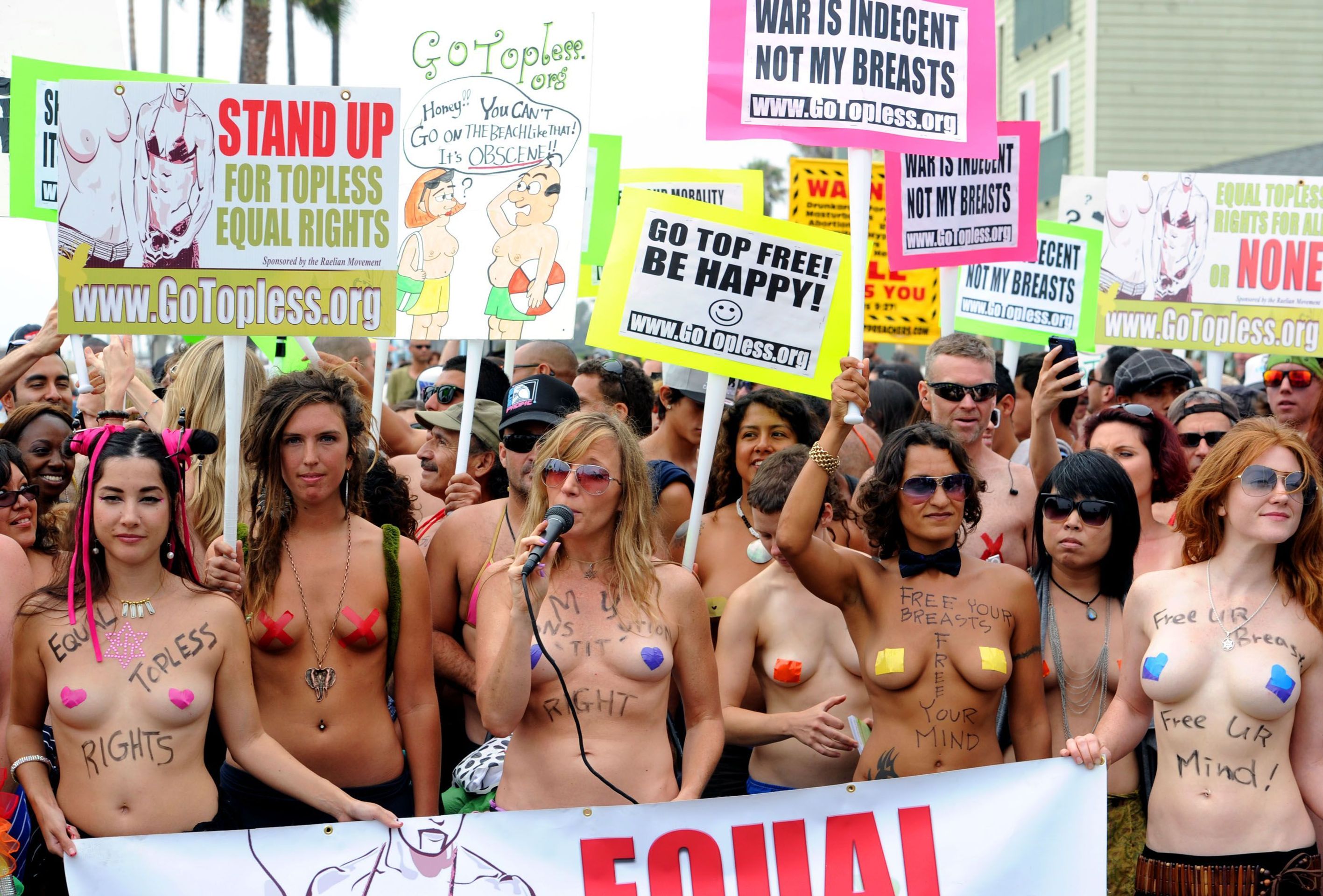 Mezinárodní Go Topless den v New Yorku - 1 - GALERIE: Mezinárodní Go Topless den v New Yorku (1/7)