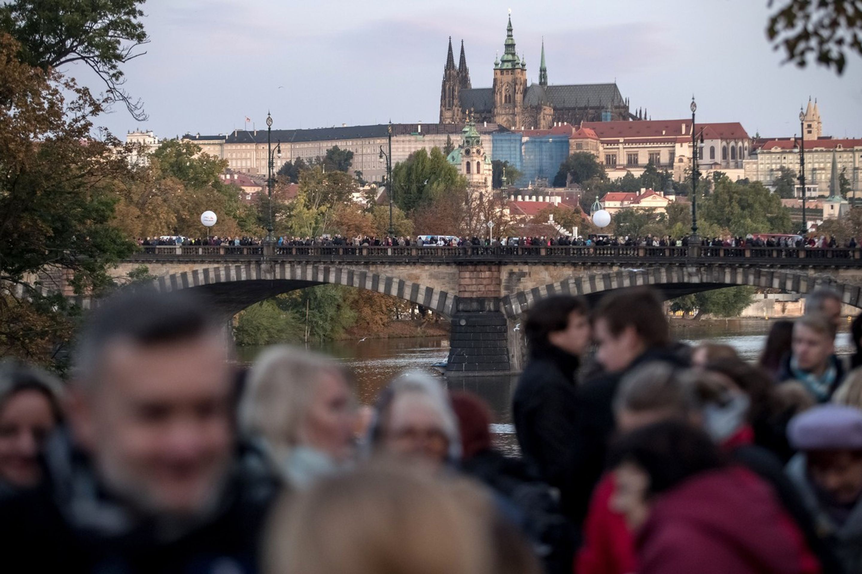 Lidé se loučí v Žofínském paláci s Karlem Gottem - 22 - GALERIE: Loučení s Karlem Gottem na Slovanském ostrově (38/39)