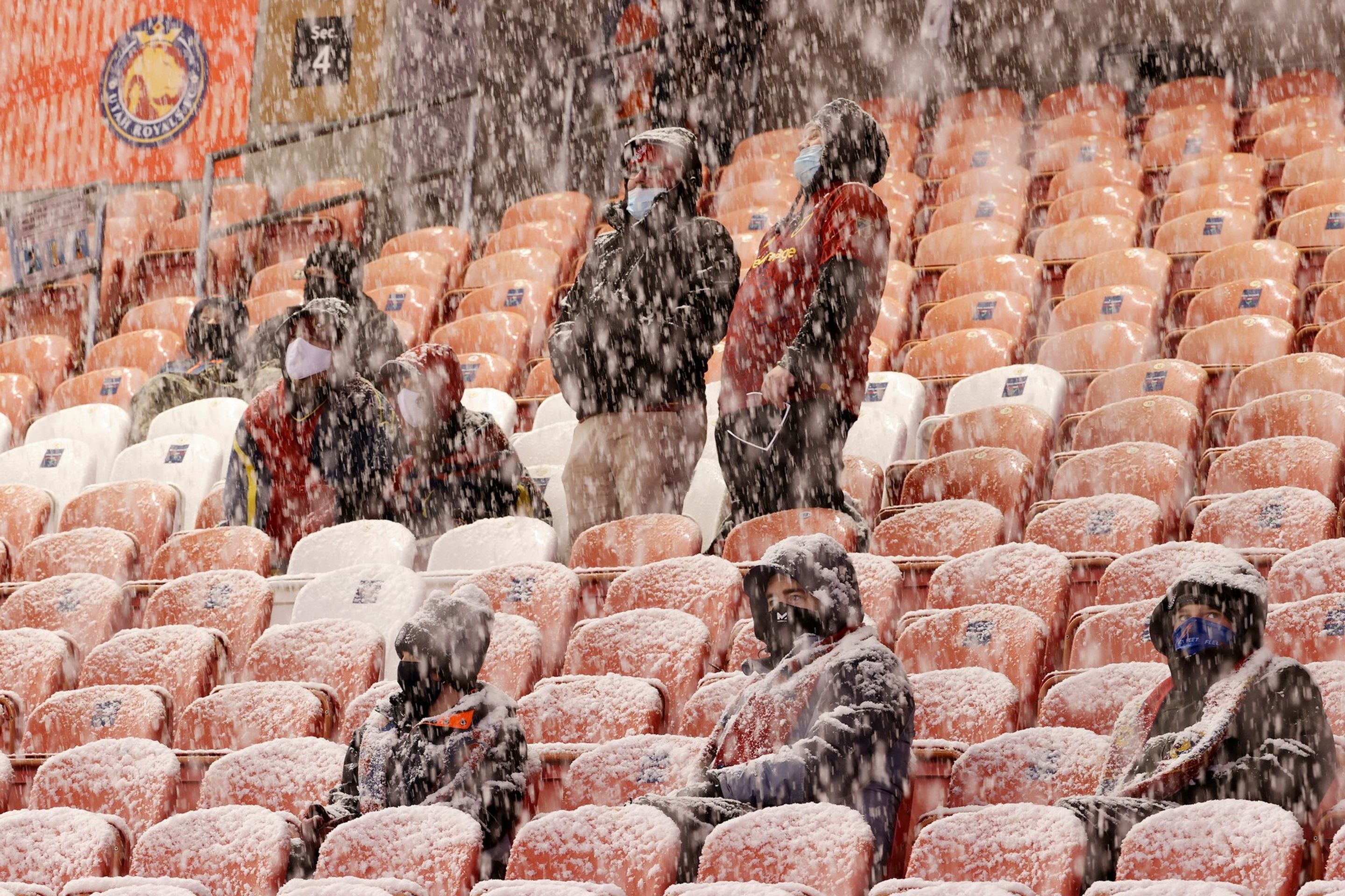 Na tribunách mohlo být i omezené množství diváků. Ani ty ale sněhová vánice neušetřila - GALERIE: Velká sněhová bitva! Hřiště v Salt Lake City zasypala vánice (11/13)