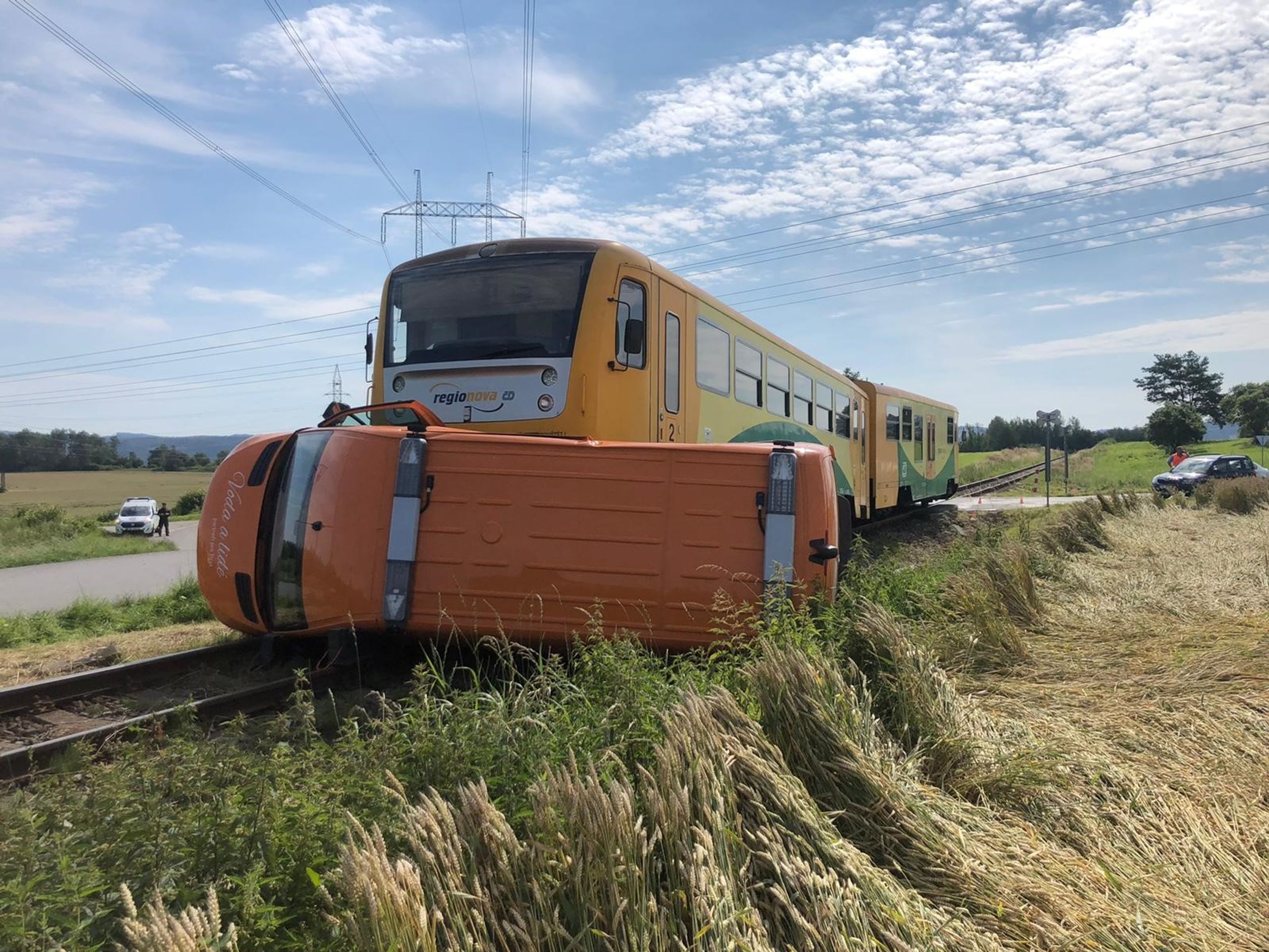 Vlak se na Blanensku srazil s dodávkou, jeden zraněný - 2 - GALERIE: Srážka vlaku s dodávkou na Blanensku (2/7)