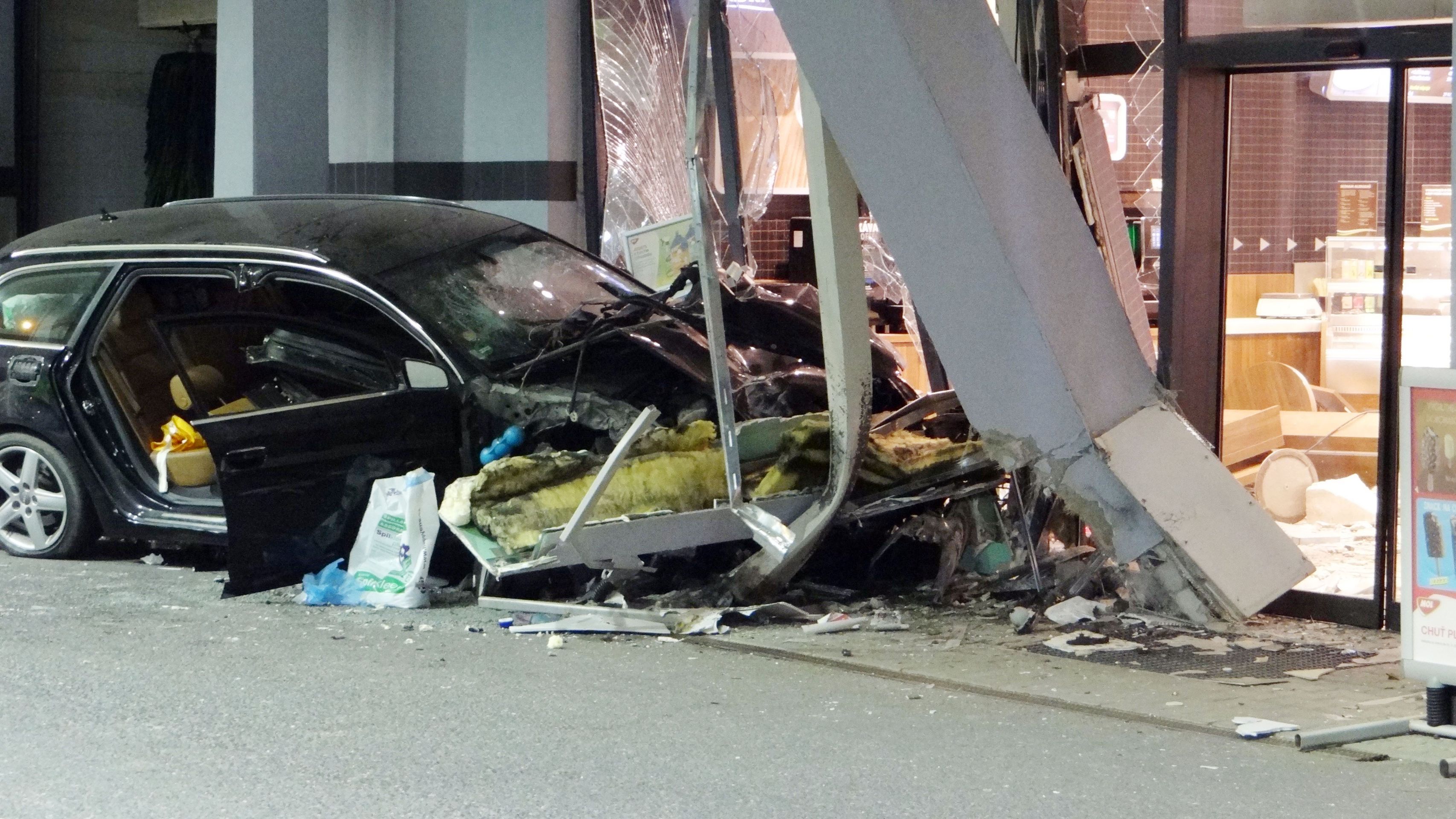 Auto je na odpis, značná škoda bude i na budově benzinky - GALERIE: Auto narazilo v Praze do benzinové pumpy (7/7)