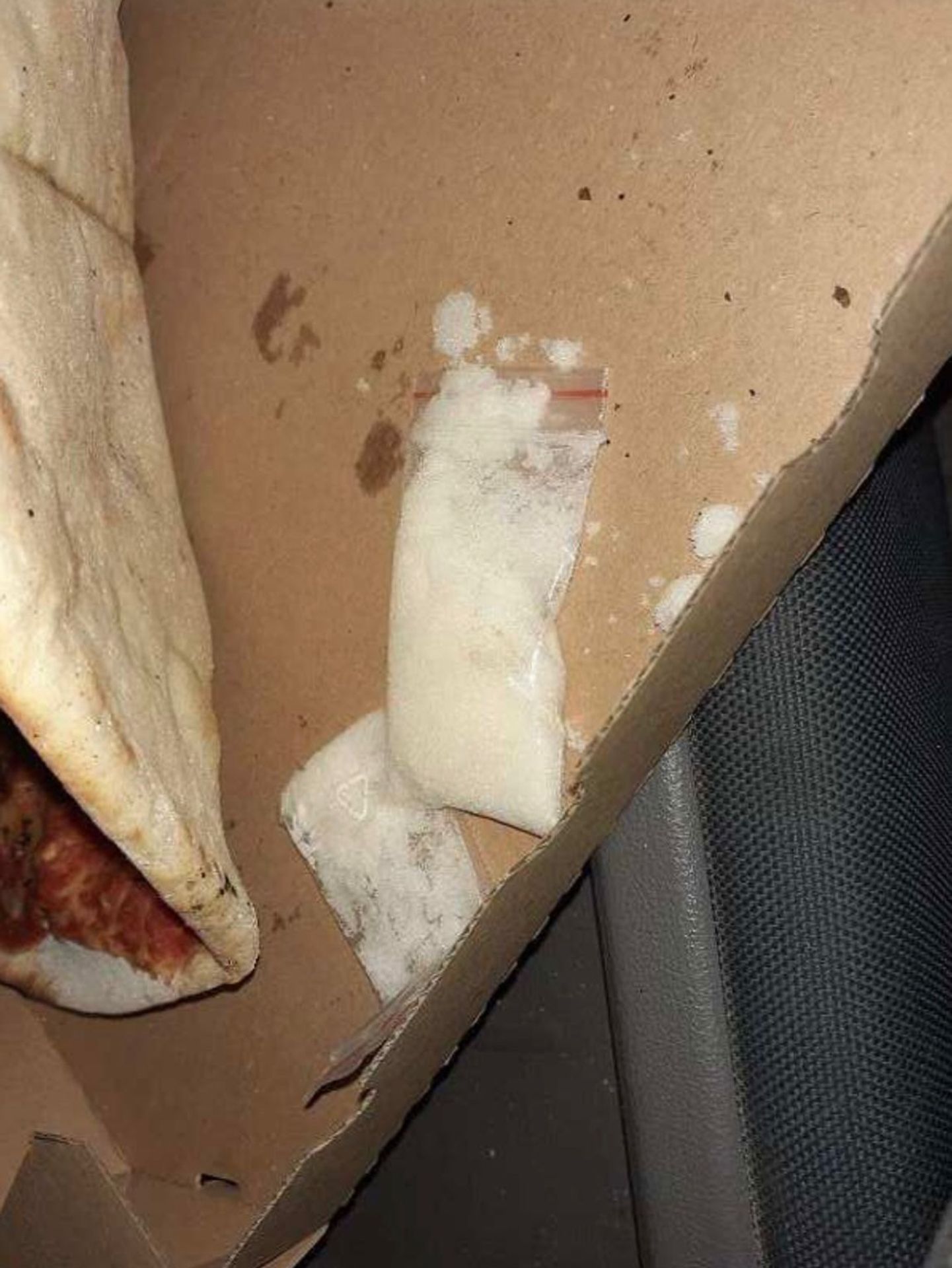 Nález celníků při kontrole kurýra s pizzou - Nález celníků při kontrole kurýra s pizzou (3/4)