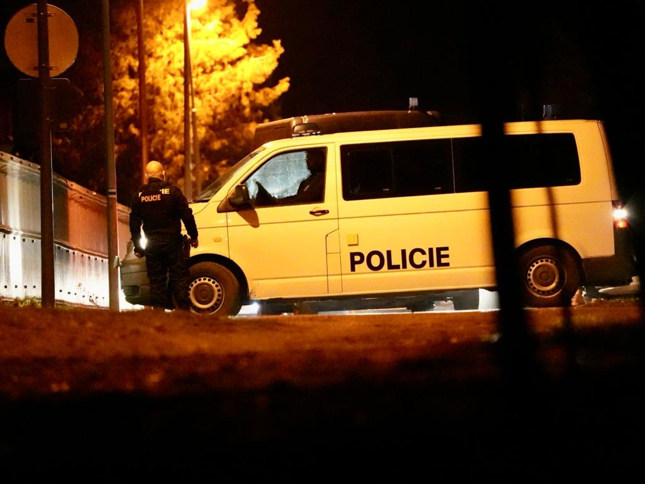 Přes 100 pražských policistů se chystá pročesávat Klánovický les (11) - Pátrací akce v Klánovickém lese (27/33)