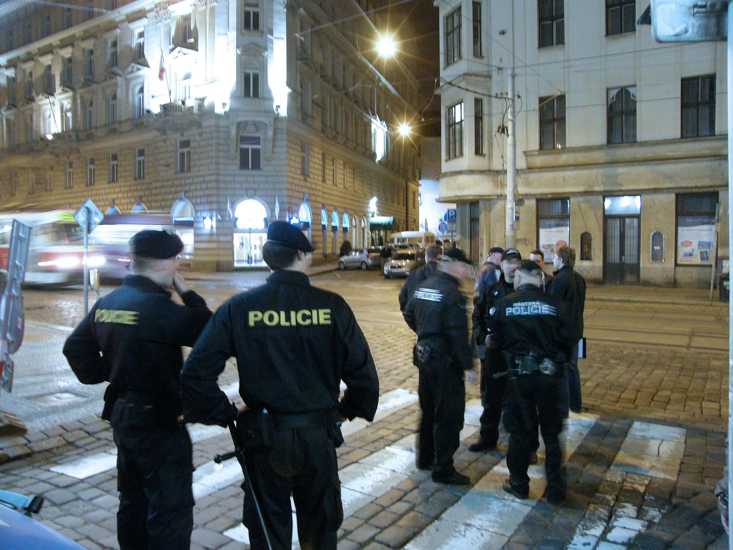 Razie v pražských nočních tramvajích 7 - GALERIE: Razie v nočních tramvajích (7/10)