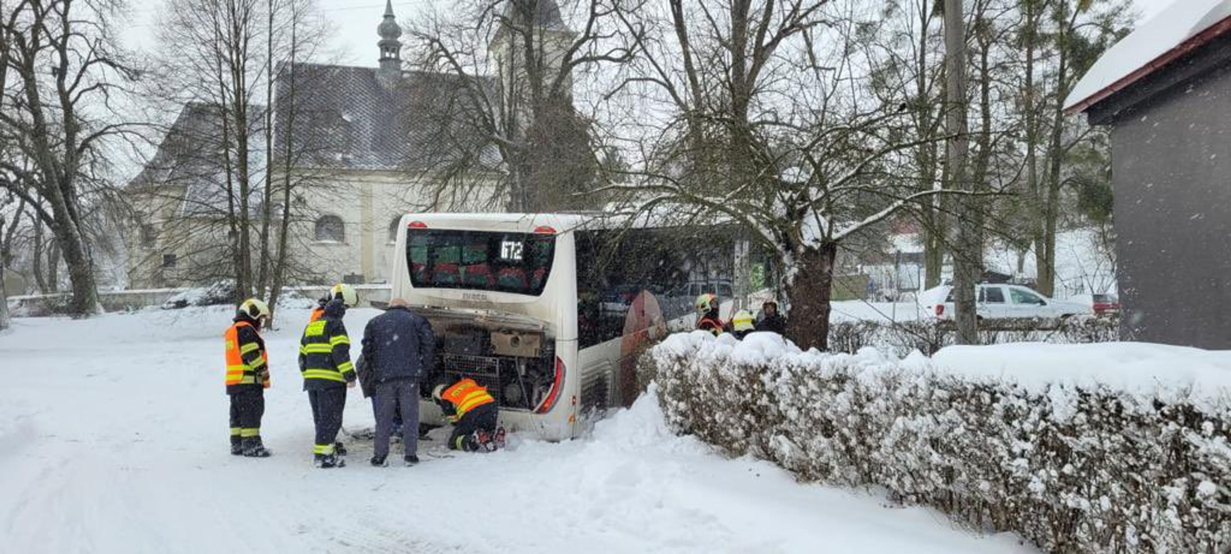 Nehoda autobusu v Moravskoslezském kraji - Počasí komplikuje dopravu (8/12)