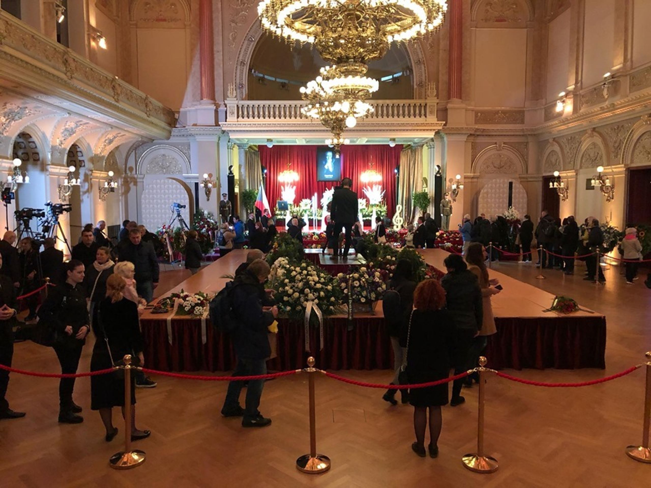 Lidé se loučí v Žofínském paláci s Karlem Gottem - 10 - GALERIE: Loučení s Karlem Gottem na Slovanském ostrově (26/39)