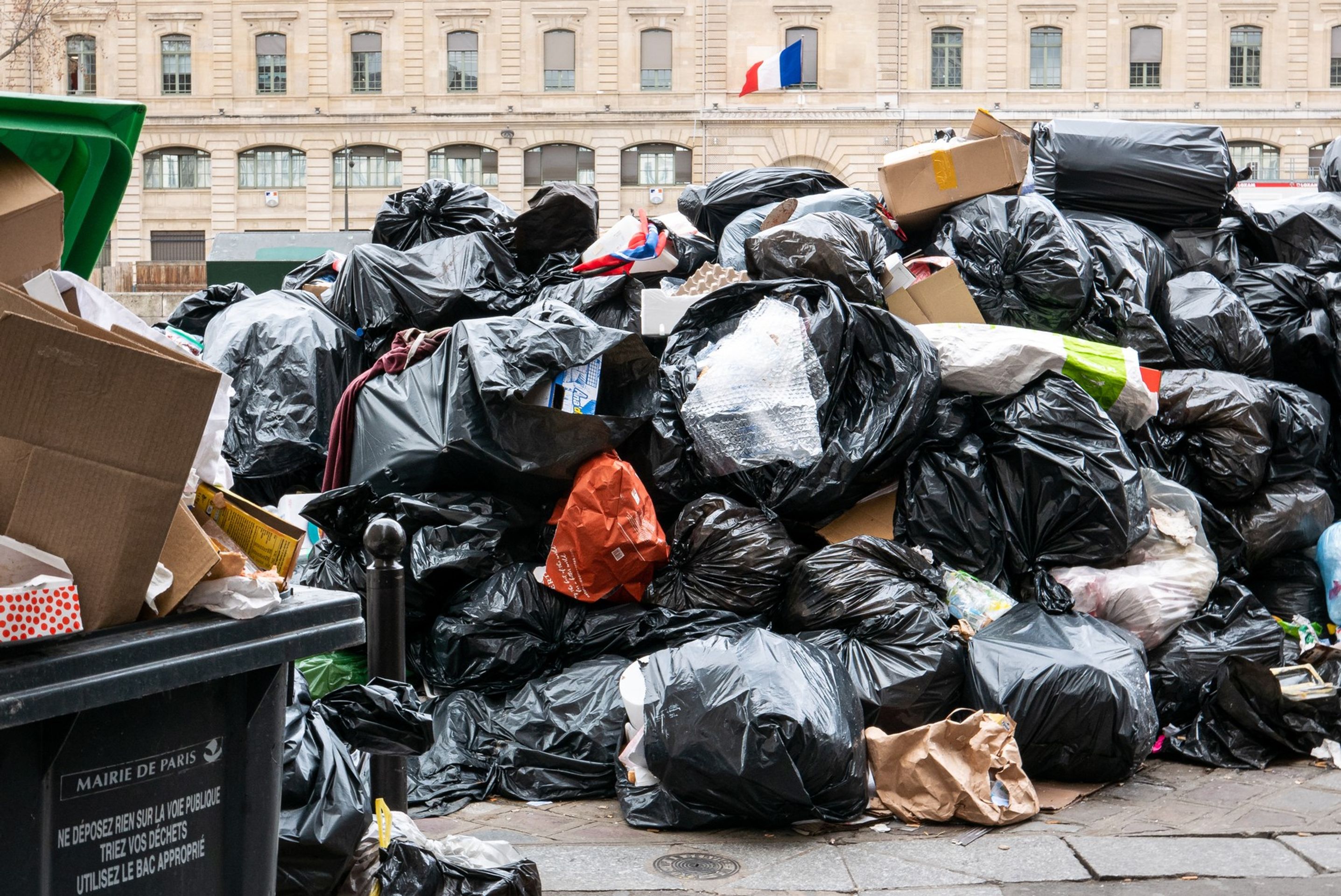 Odpad v ulicích Paříže (1) - Protesty proti důchodové reformě ve Francii (12/15)