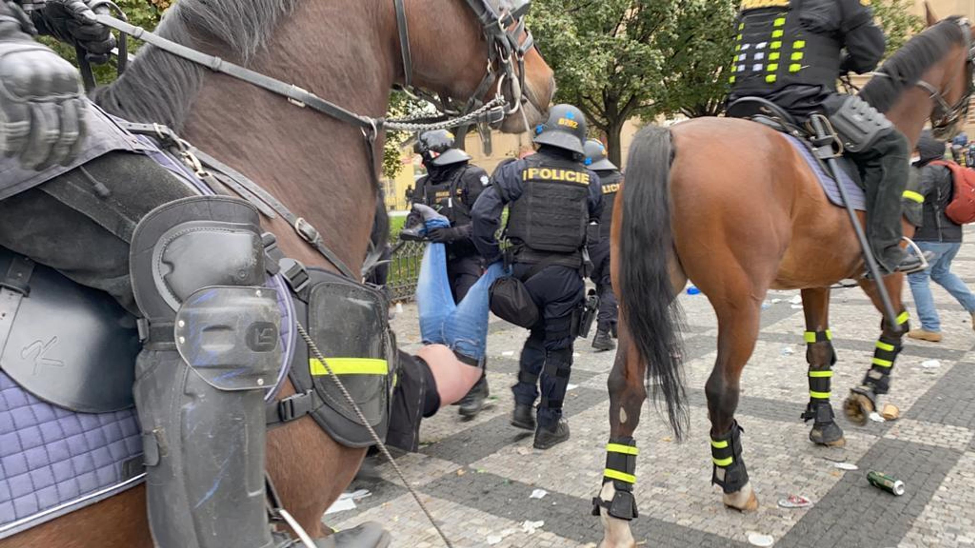 Demonstrace fotbalových chuligánů na Staroměstském náměstí se vyhrotila - 15 - GALERIE: Protestní akce na Staroměstském náměstí se zvrhla (9/23)