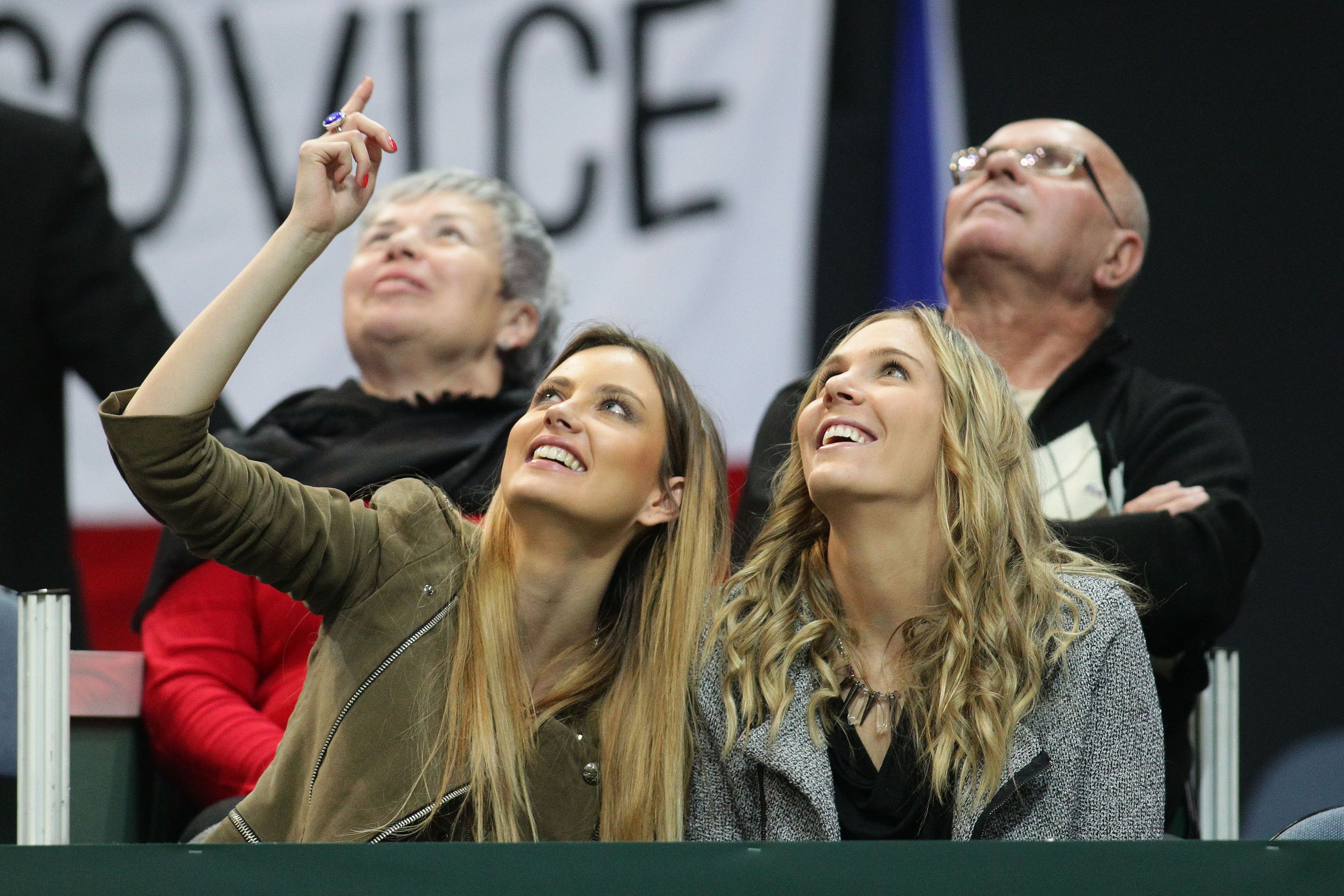Nicole Vaidišová a Ester Sátorová - GALERIE: Nicole Vaidišová a Ester Sátorová při finále Davis Cupu (6/6)