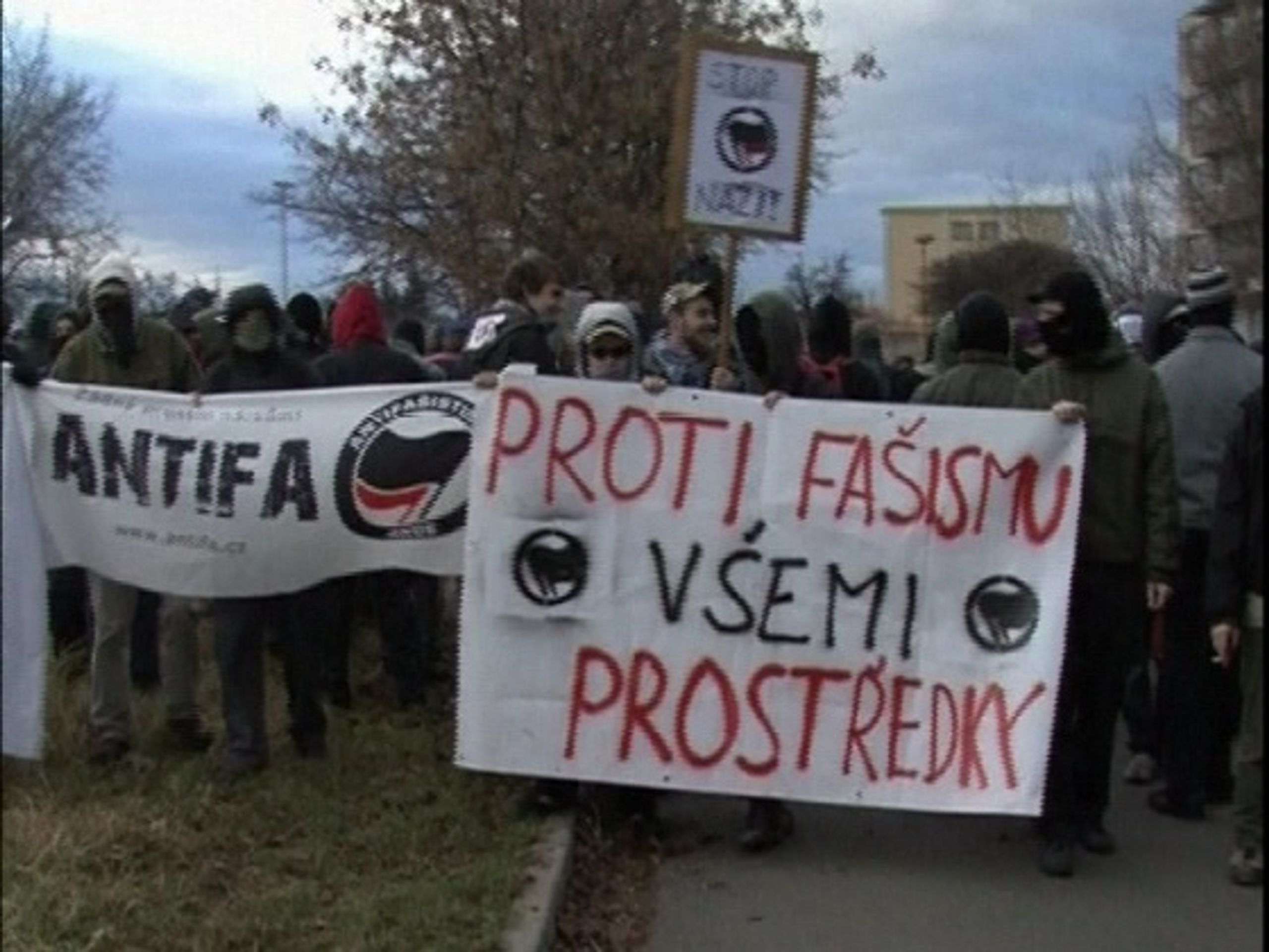 Demonstrace v Otrokovicích - Skini pochodující Otrokovicemi se střetli s anarchisty (2/3)