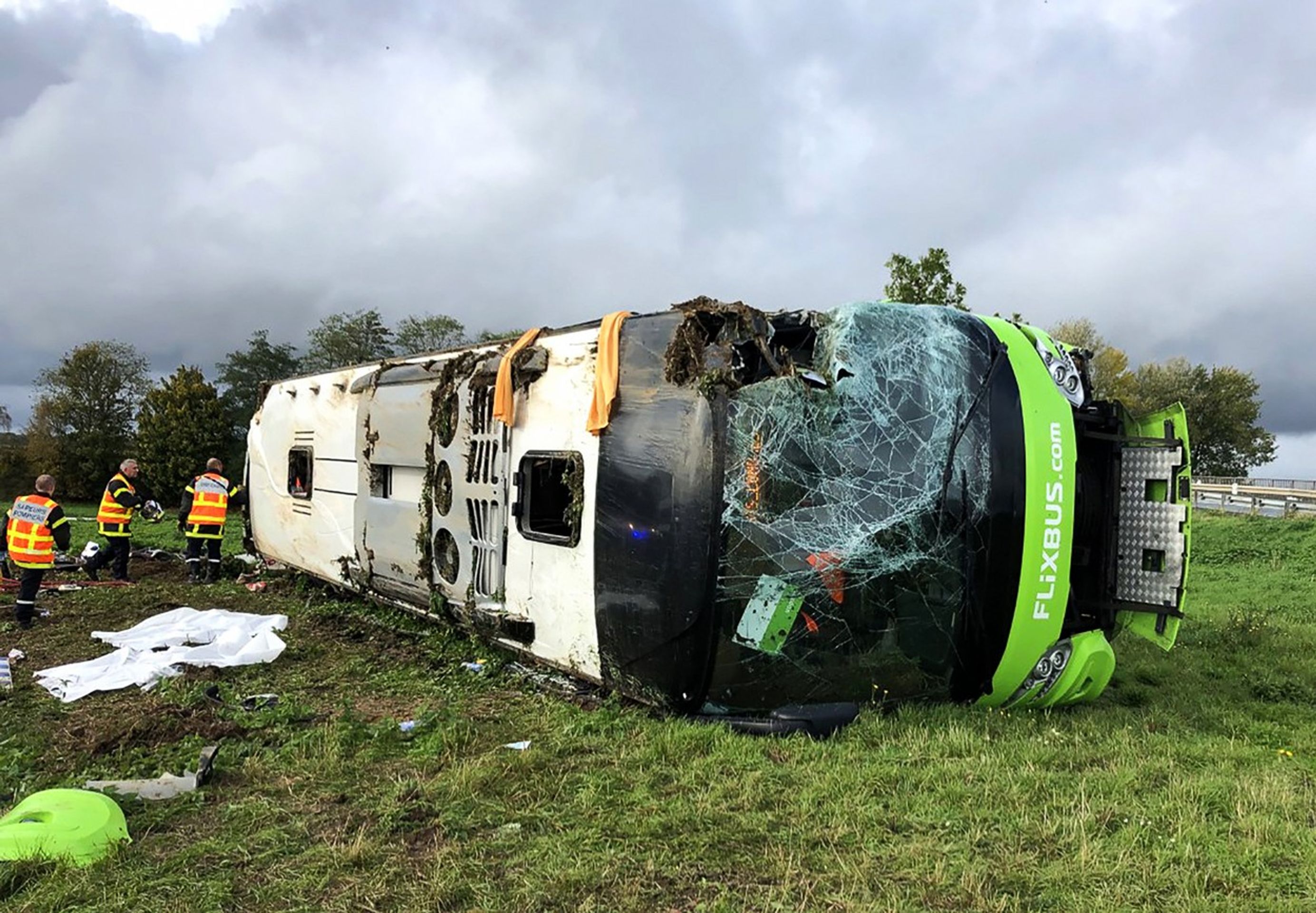 Nehoda FlixBus ve Francii - 1 - GALERIE: Nehoda FlixBus ve Francii (2/3)