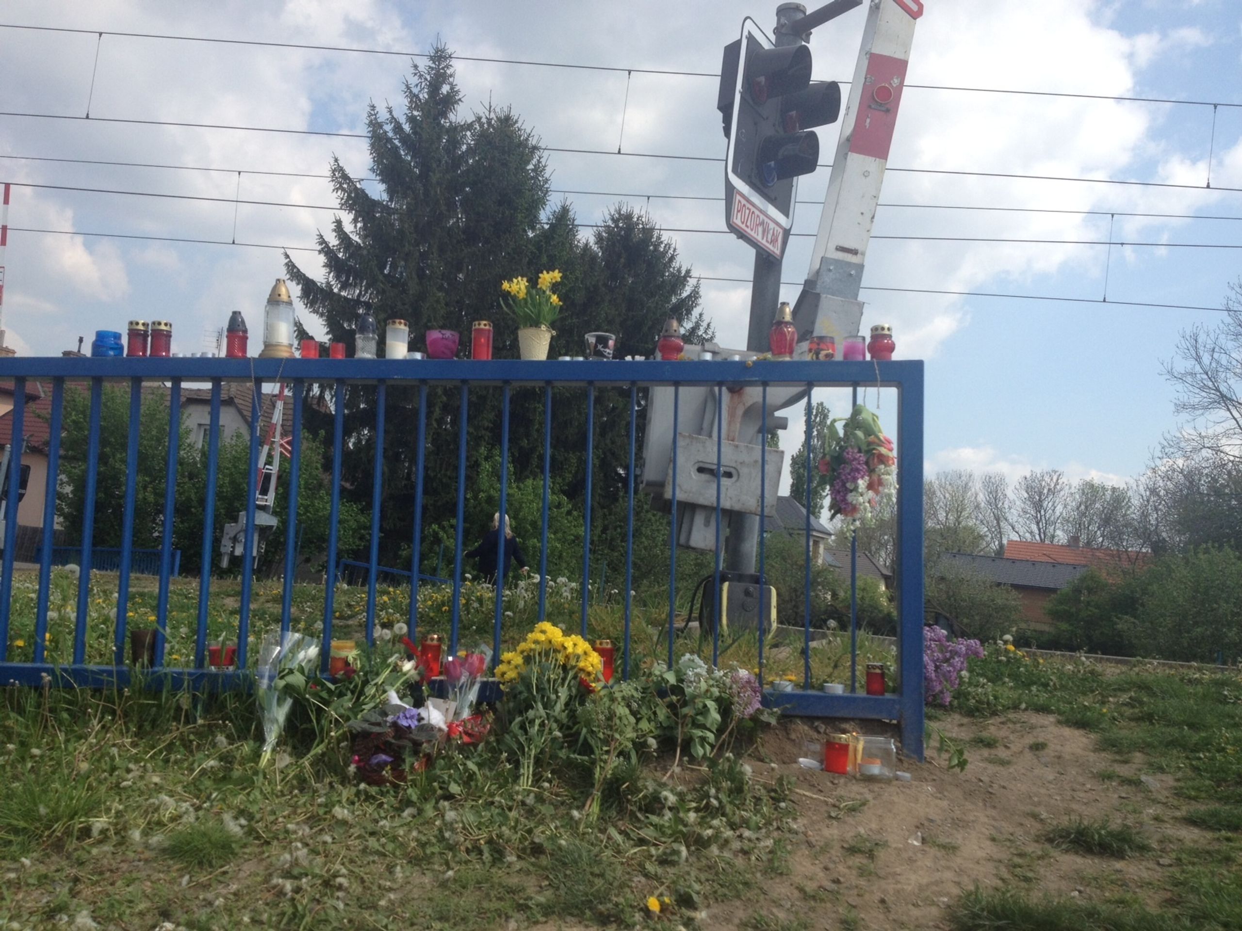 Květiny pro Ivetu Bartošovou - 5 - GALERIE: Lidé přinesli svíčky a květiny na místo, kde zemřela Iveta Bartošová (5/16)
