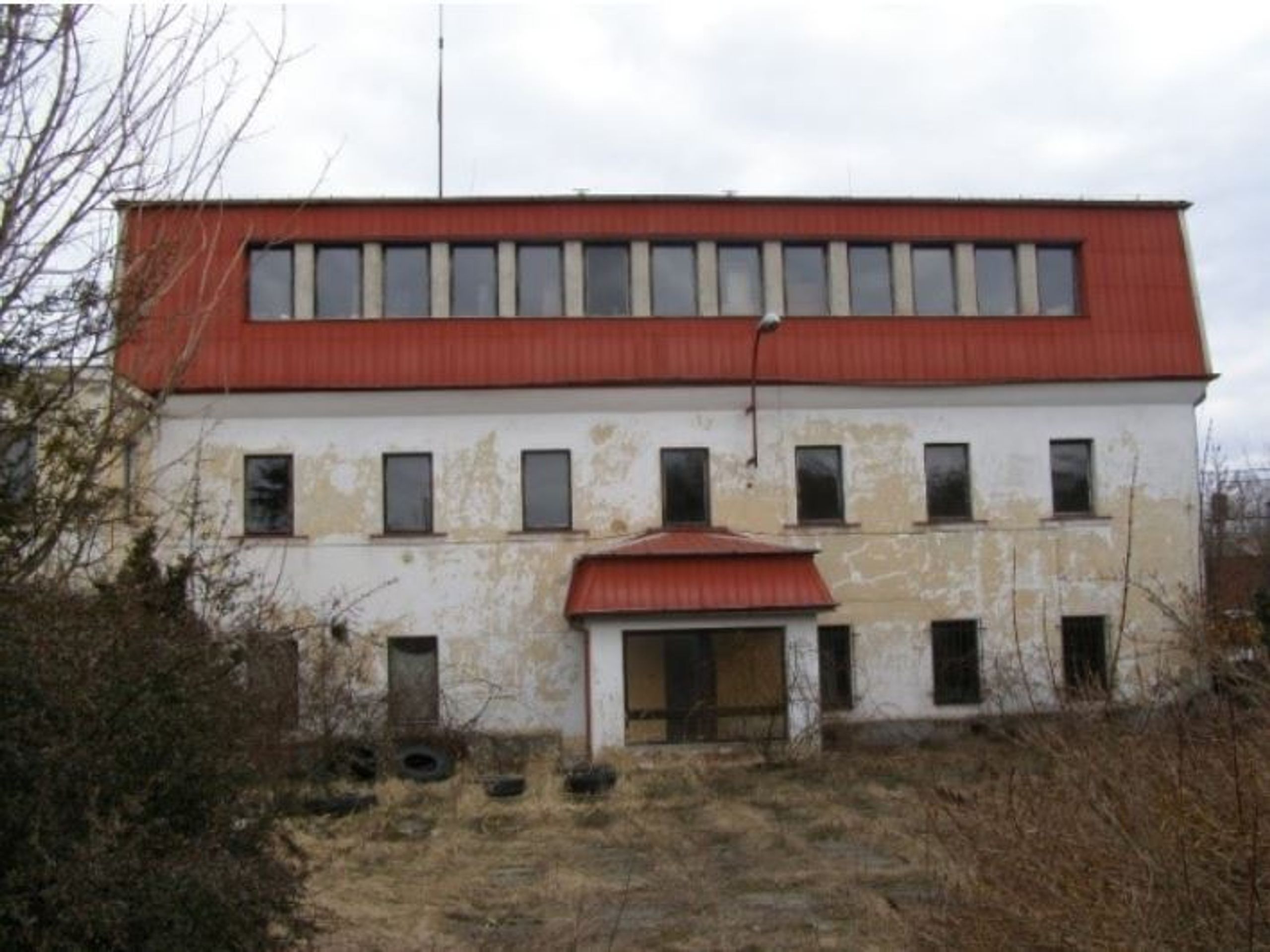 Prodej církevního majetku - Areál - Sloup u Davle, areál bývalého zemědělského družstva - GALERIE: Prodej církevního majetku (1/20)