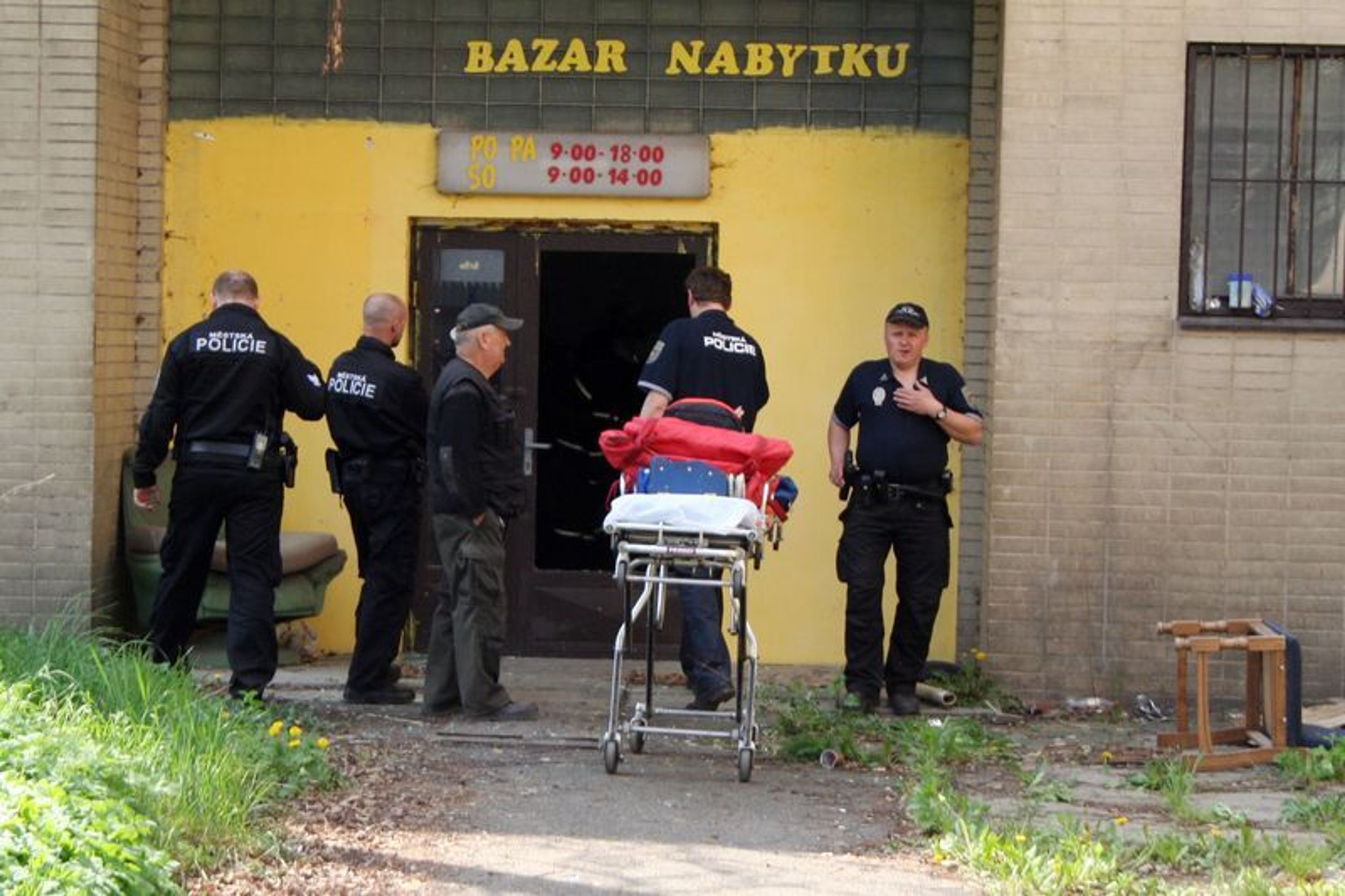 Policisté a hasiči vyhazují bezdomovce z Libně-2 - GALERIE: Hasiči a policisté vyhánění bezdomovce z loděnic (1/5)