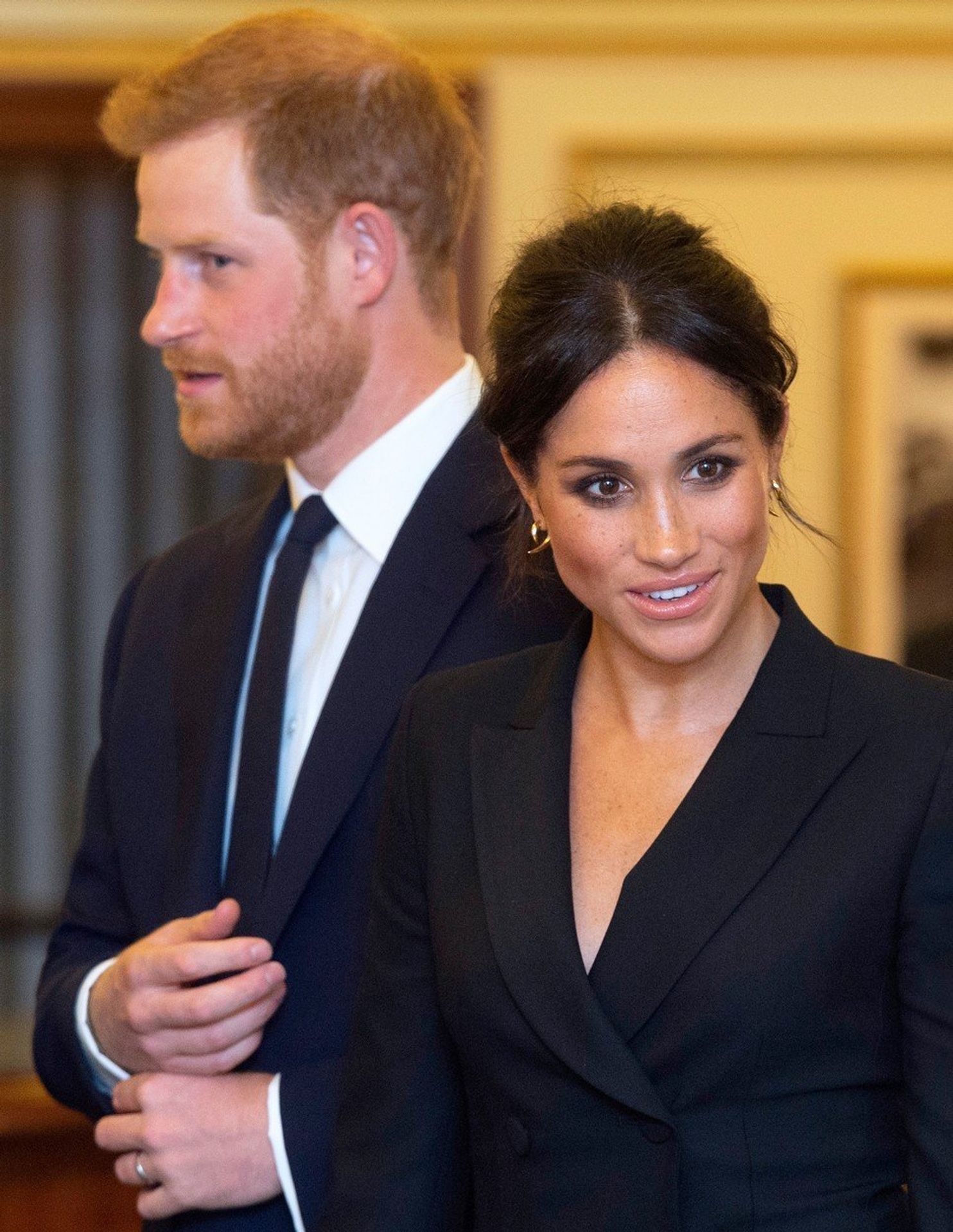 Meghan Markle si oblékla krátké šaty - 1 - GALERIE: Harry a Meghan (11/19)