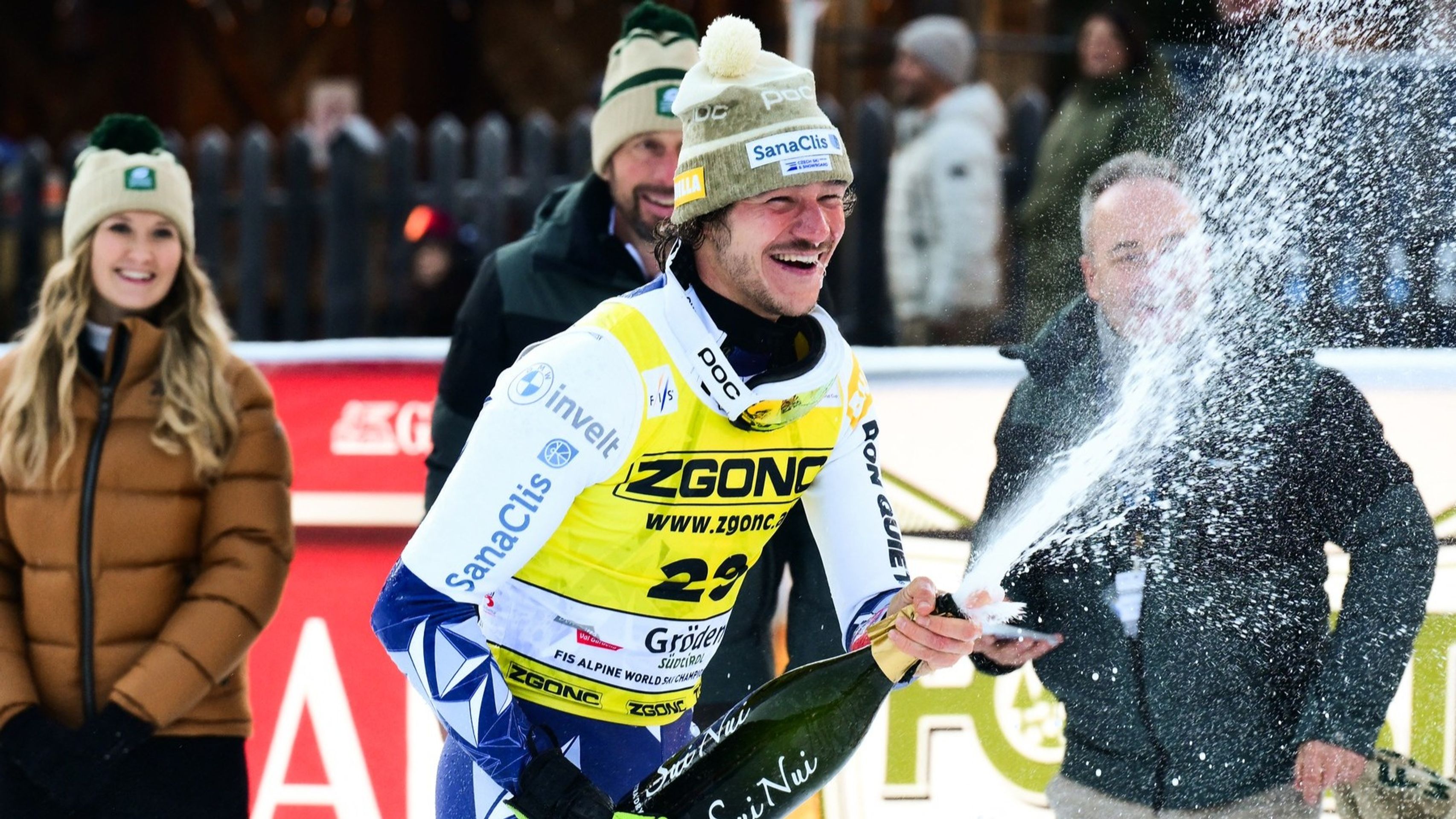 Jan Zabystřan stříká šampaňské - Jan Zabystřan poprvé v kariéře vyhrál závod SP ve Val Gardeně (6/7)