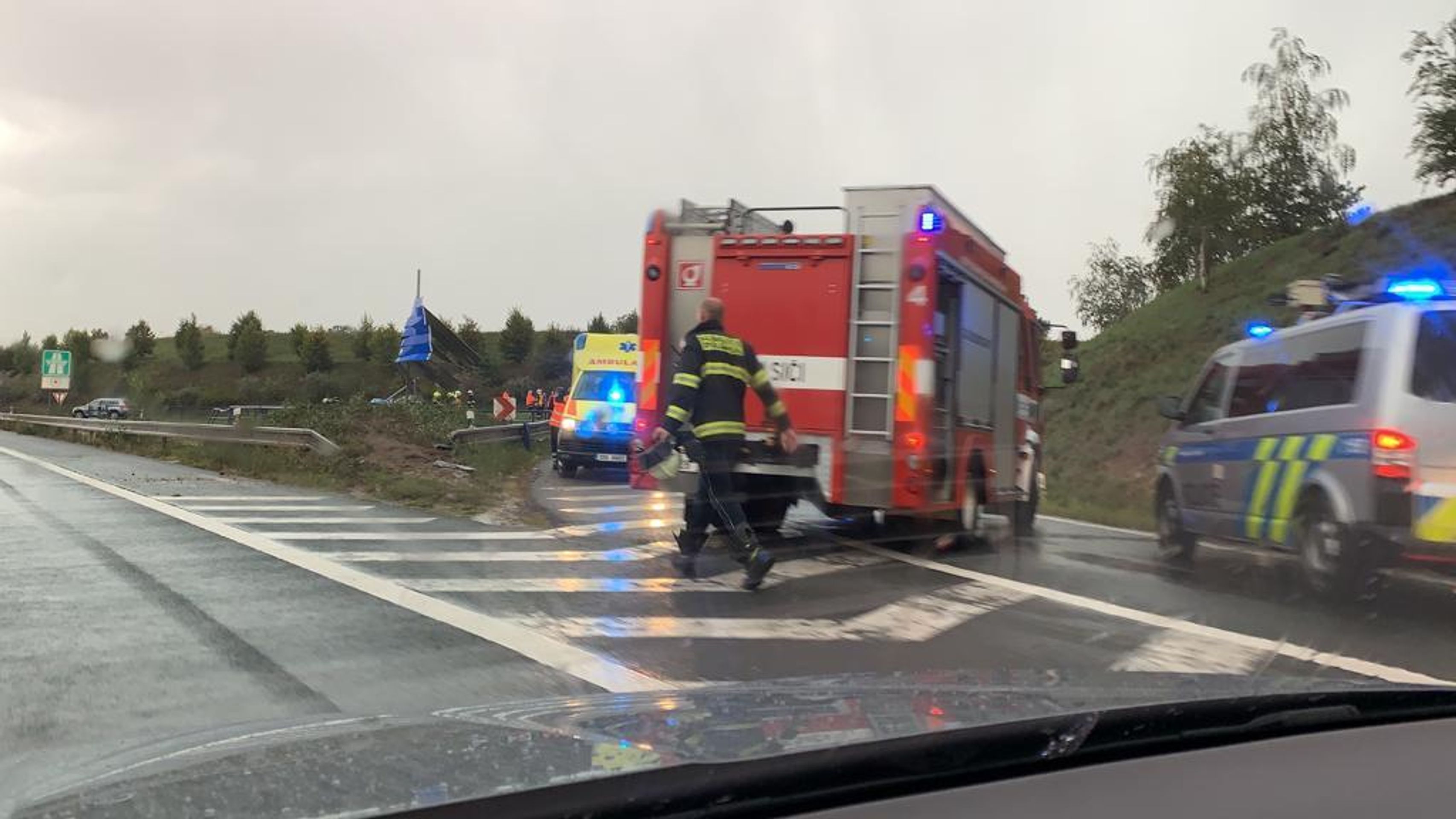 Dopravní nehoda na dálnici D6 na sjezdu na Jeneč směr Nové Strašecí - 1 - GALERIE: Nehoda na exitu 7 (5/15)
