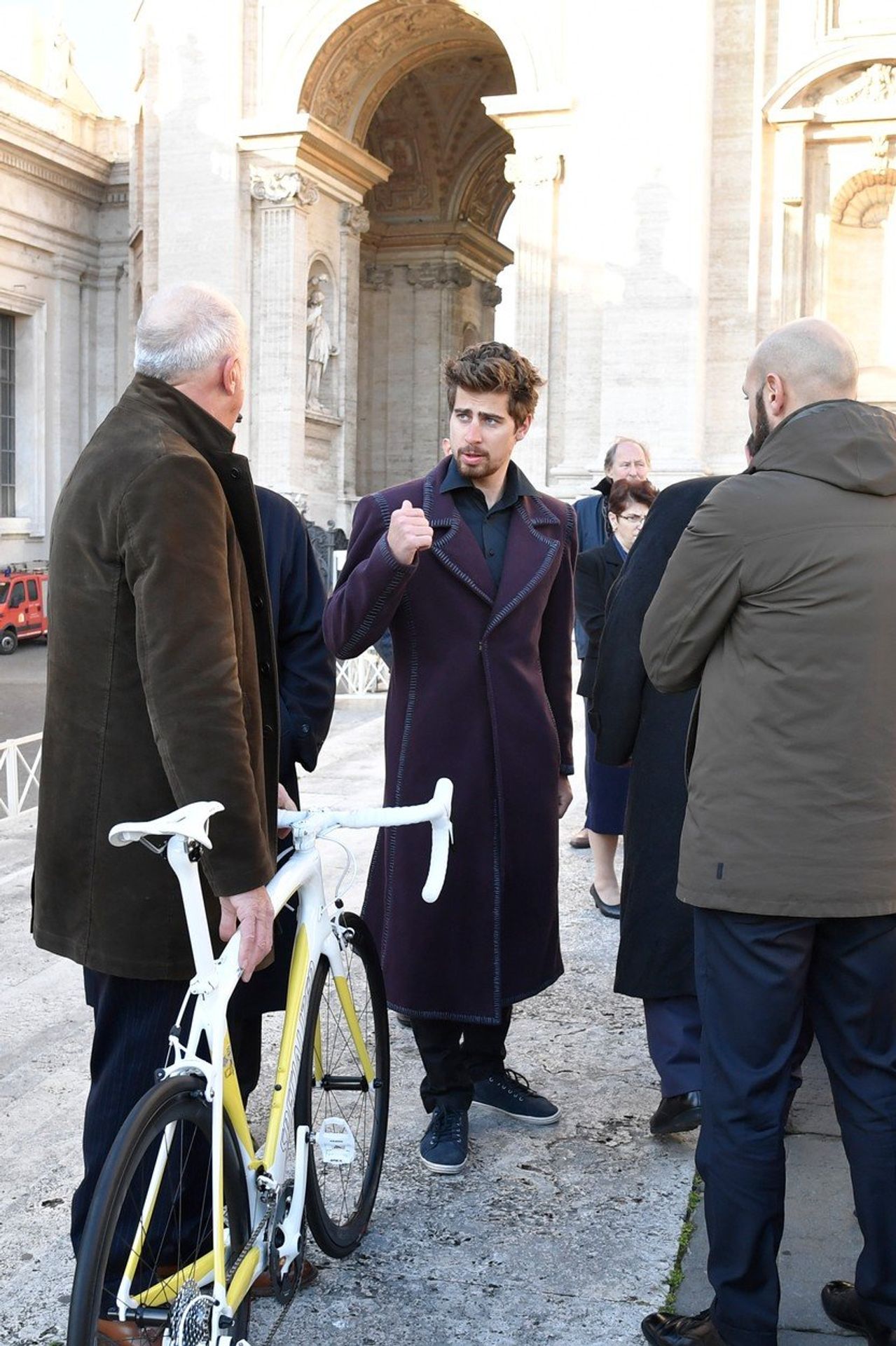 Peter Sagan daroval papežovi Františkovi podepsaný dres a závodní kolo - GALERIE: Peter Sagan navštívil Vatikán a setkal se s papežem (1/4)