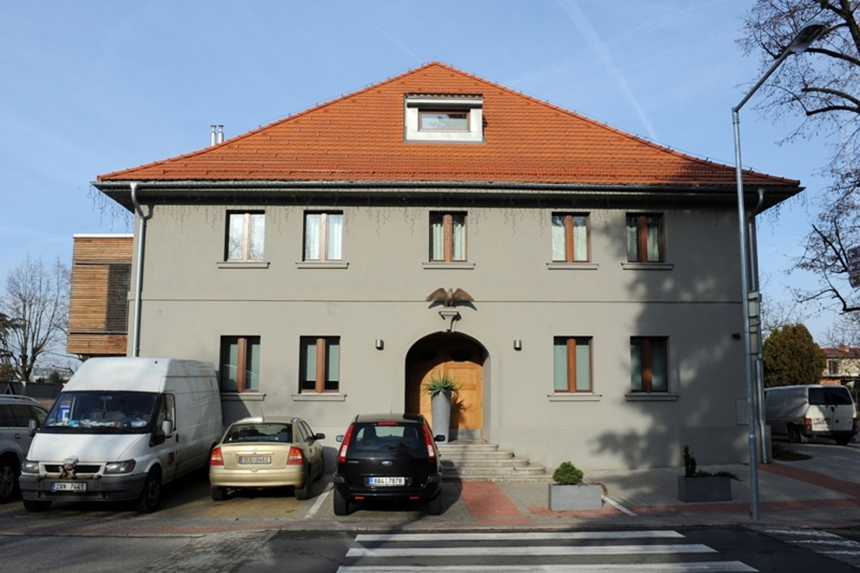 Babišova Sokolovna Průhonice - 2 - GALERIE: Babišovy domy, které vlastní přes své společnosti (6/17)