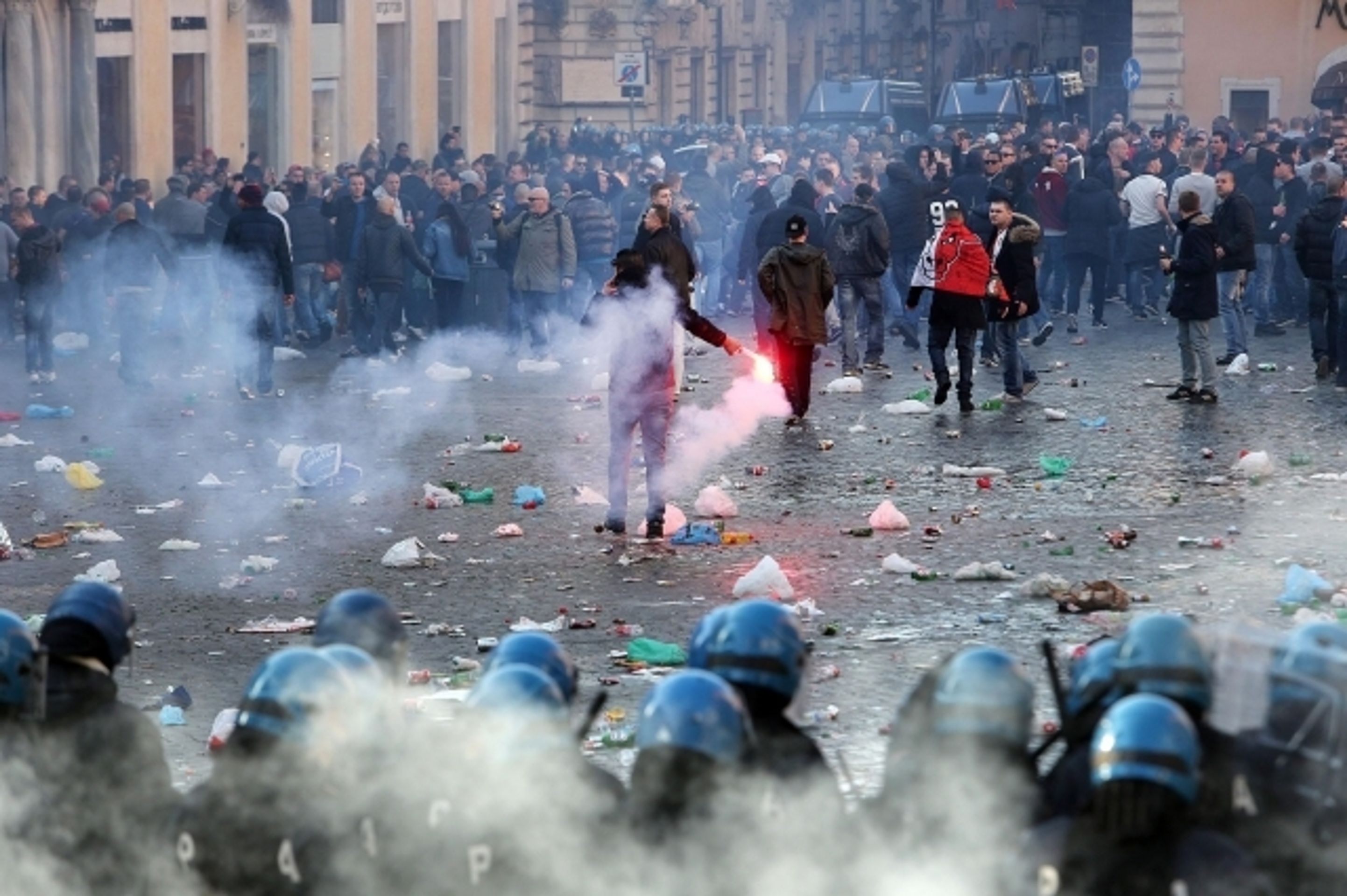Řádění chuligánů Feyenoordu v Římě - 10 - GALERIE: Řádění chuligánů v Římě (10/12)