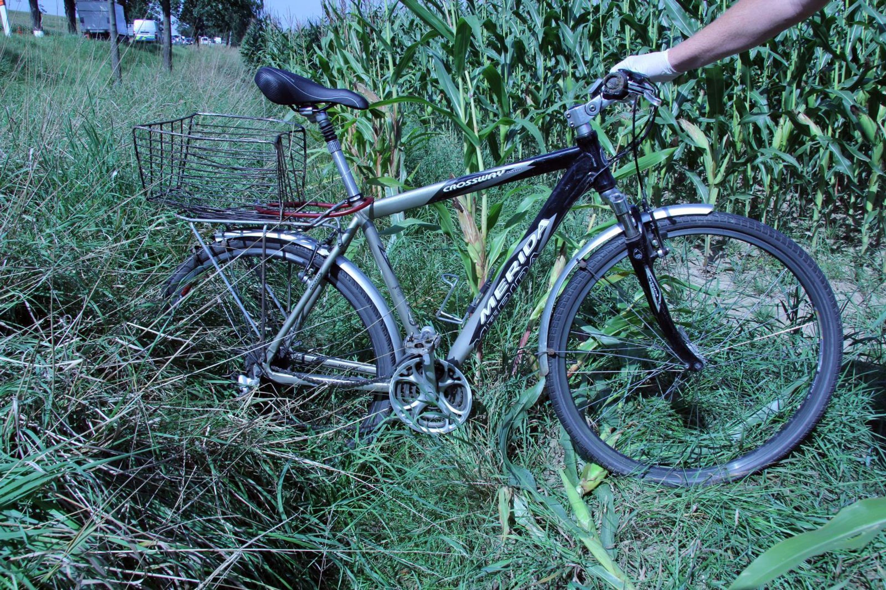 Řidič srazil cyklistu a od nehody ujel - 1 - GALERIE: Řidič srazil cyklistu a od nehody ujel (1/5)