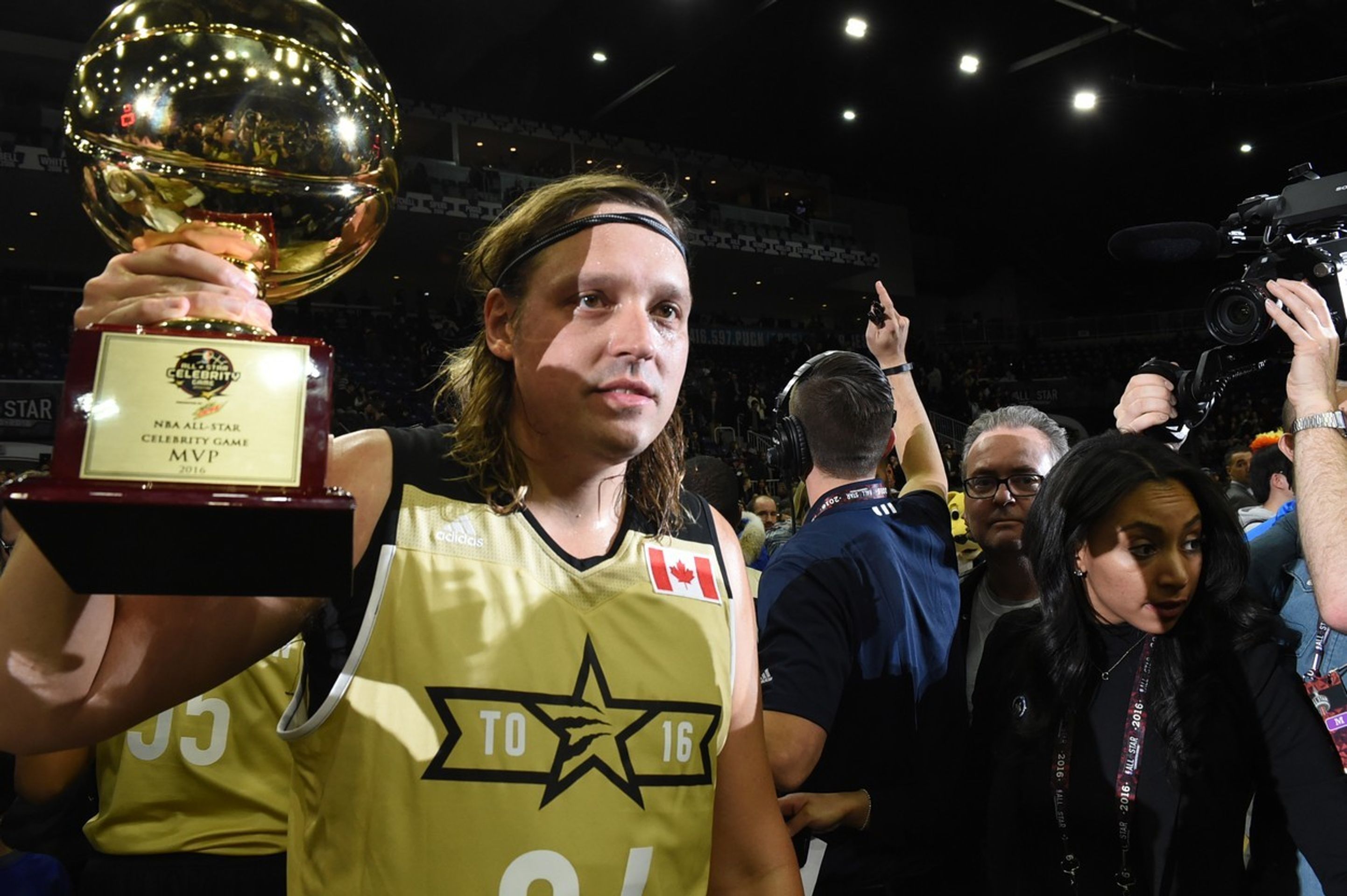 NBA zápas celebrit - 5 - GALERIE: Eugenie Bouchardová a Milos Raonič v NBA (4/6)
