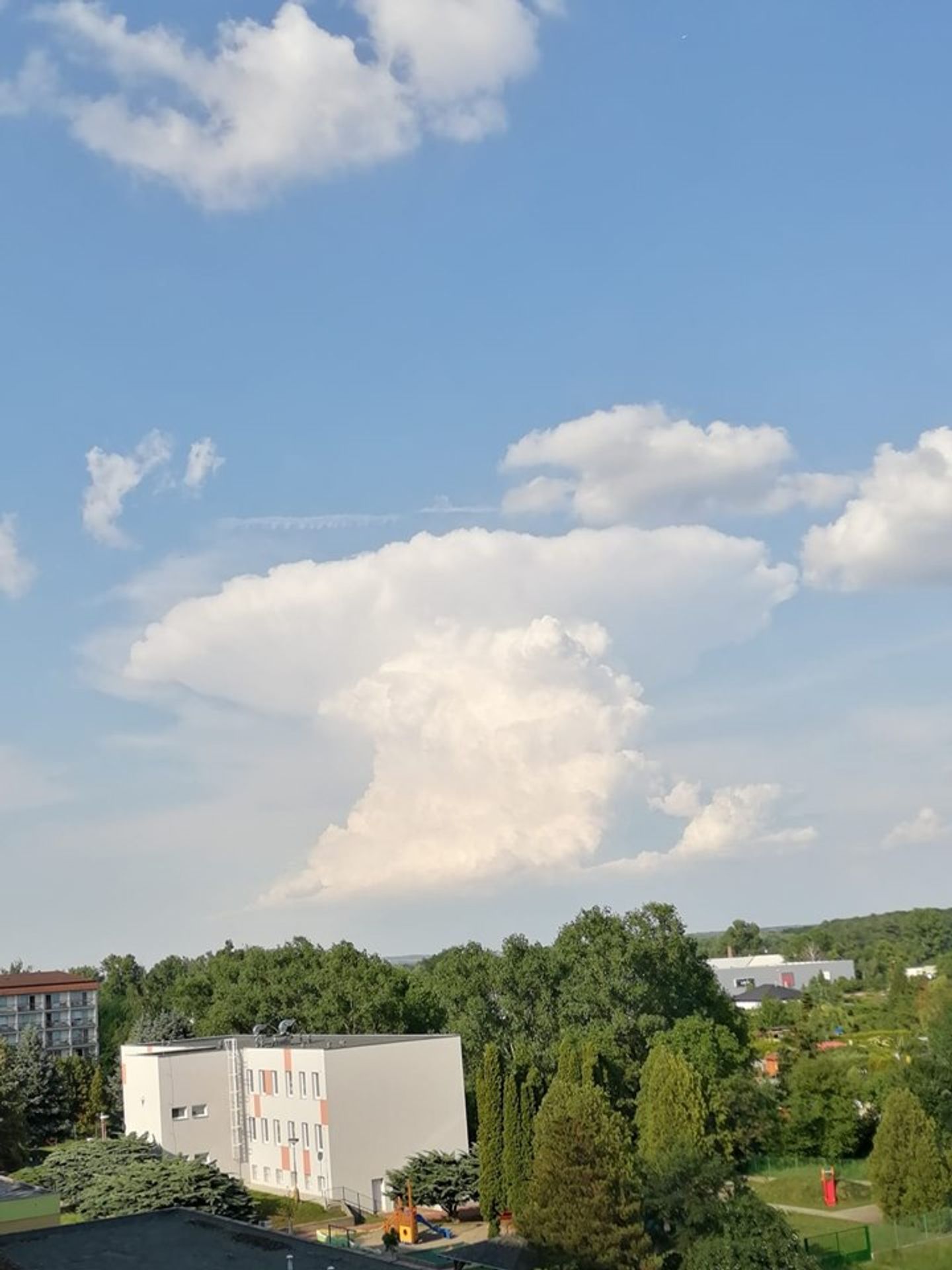 Zvláštně tvarovaný mrak nad Prahou - GALERIE: Zvláštně tvarovaný mrak nad Prahou (7/13)