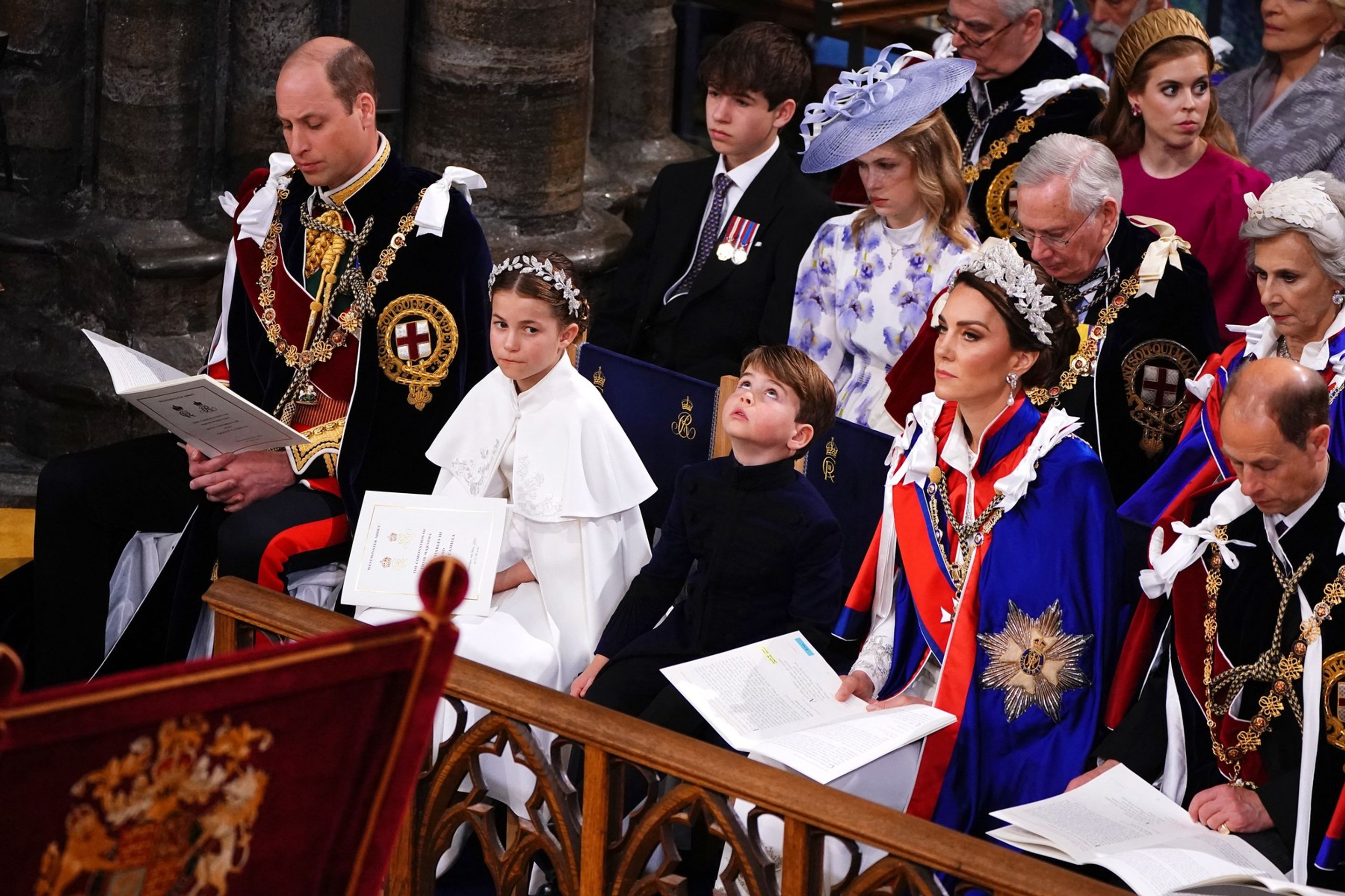 Princ Louis a princezna Charlotte během korunovace - Charlotte a Kate na korunovaci krále Karla III. (6/8)