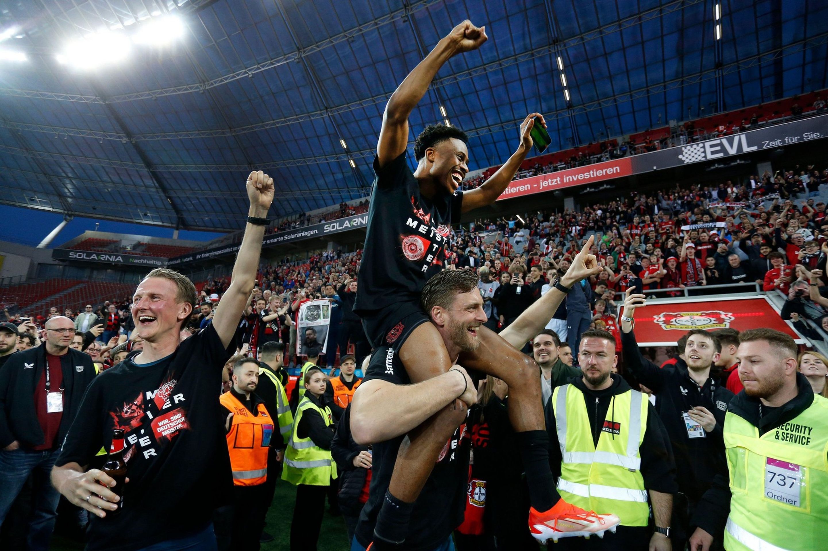 Fotbalisté Leverkusenu - Oslavy fanoušků a hráčů Bayeru Leverkusen (2/10)