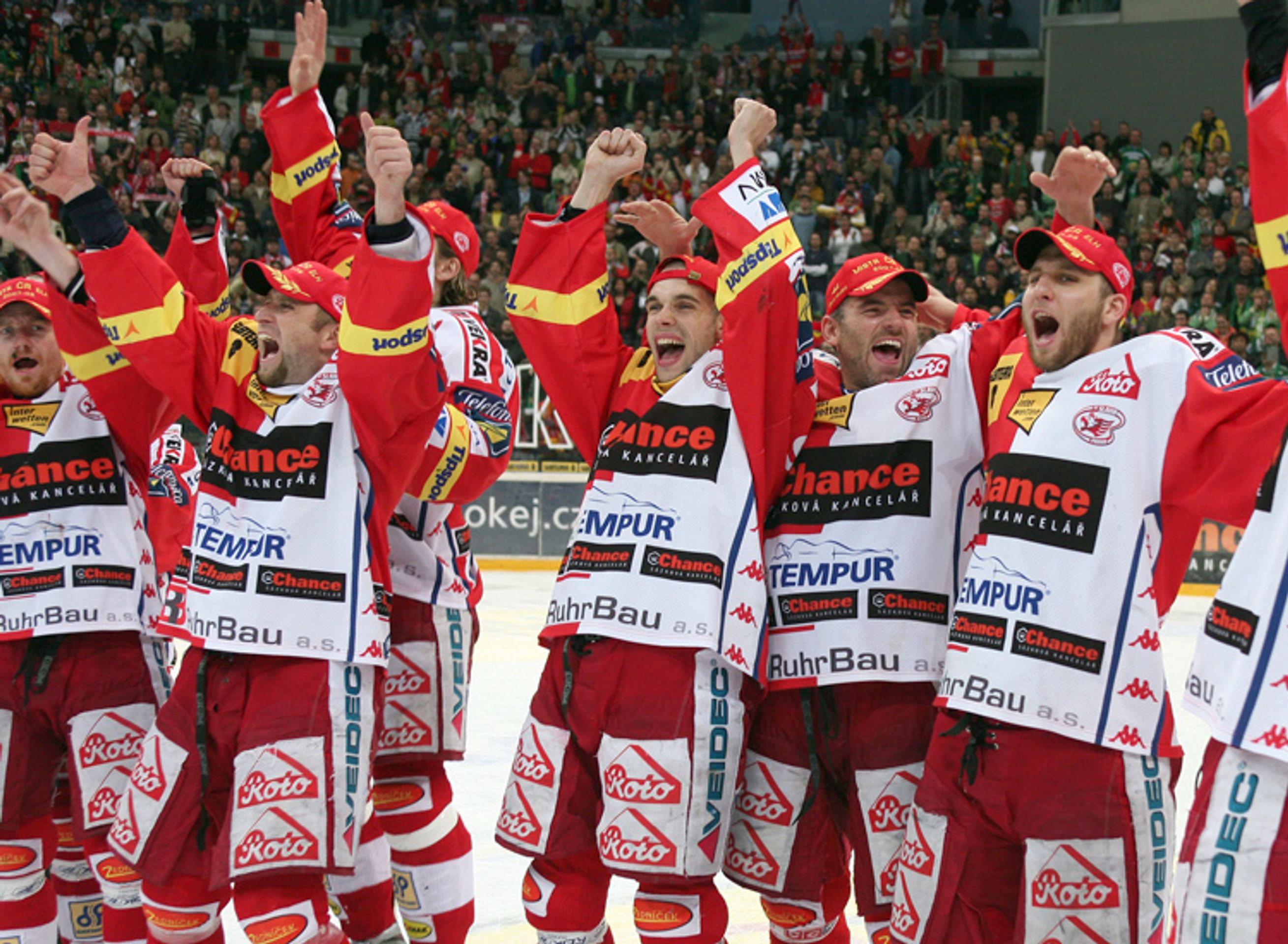 HC Slavia Praha získala mistrovský titul - Videa fanoušků: Růžička a spol. jsou mistry! (7/16)