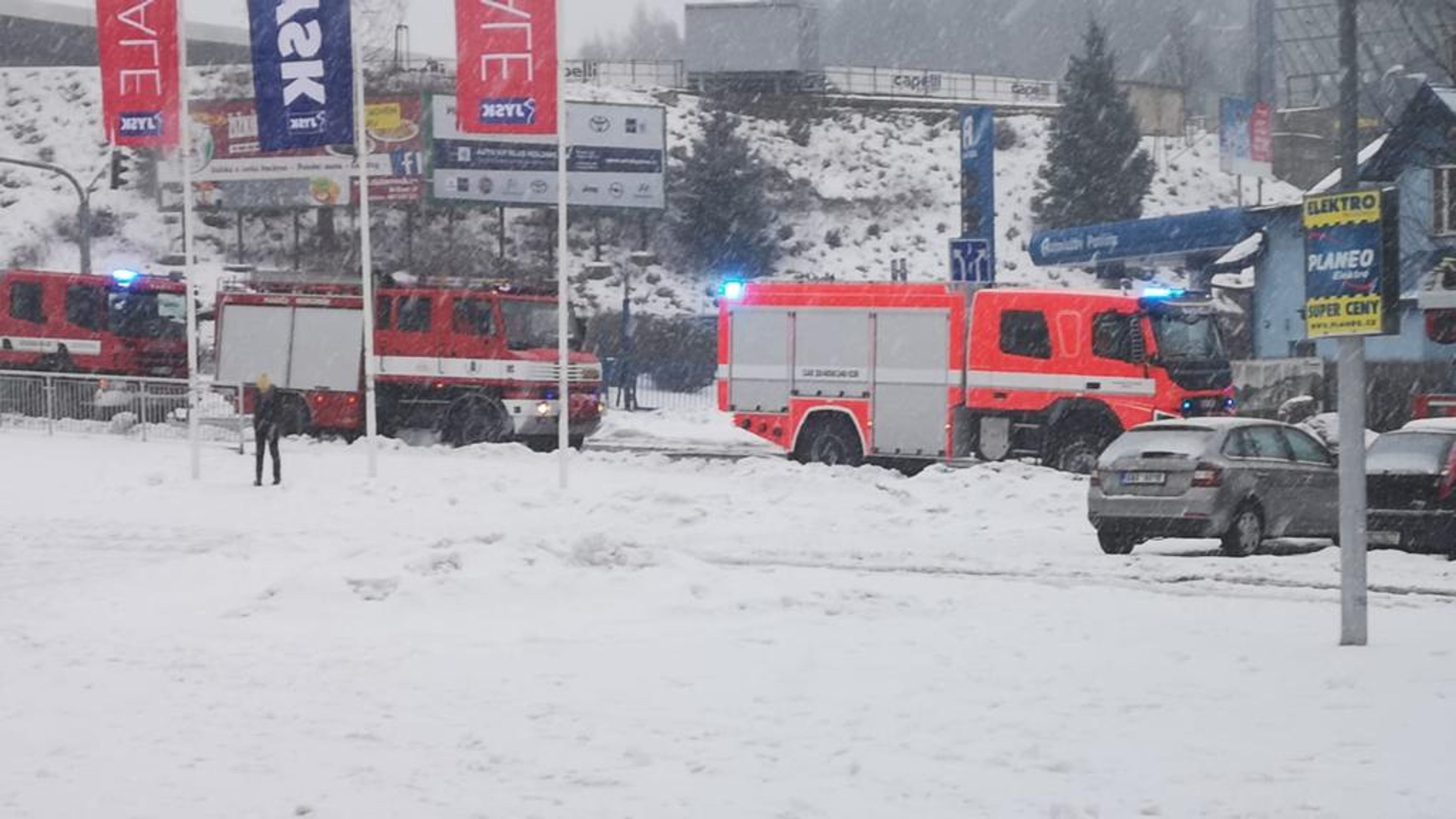 Požár autodílny v Jablonci nad Nisou (1) - Požár autodílny v Jablonci nad Nisou (2/6)