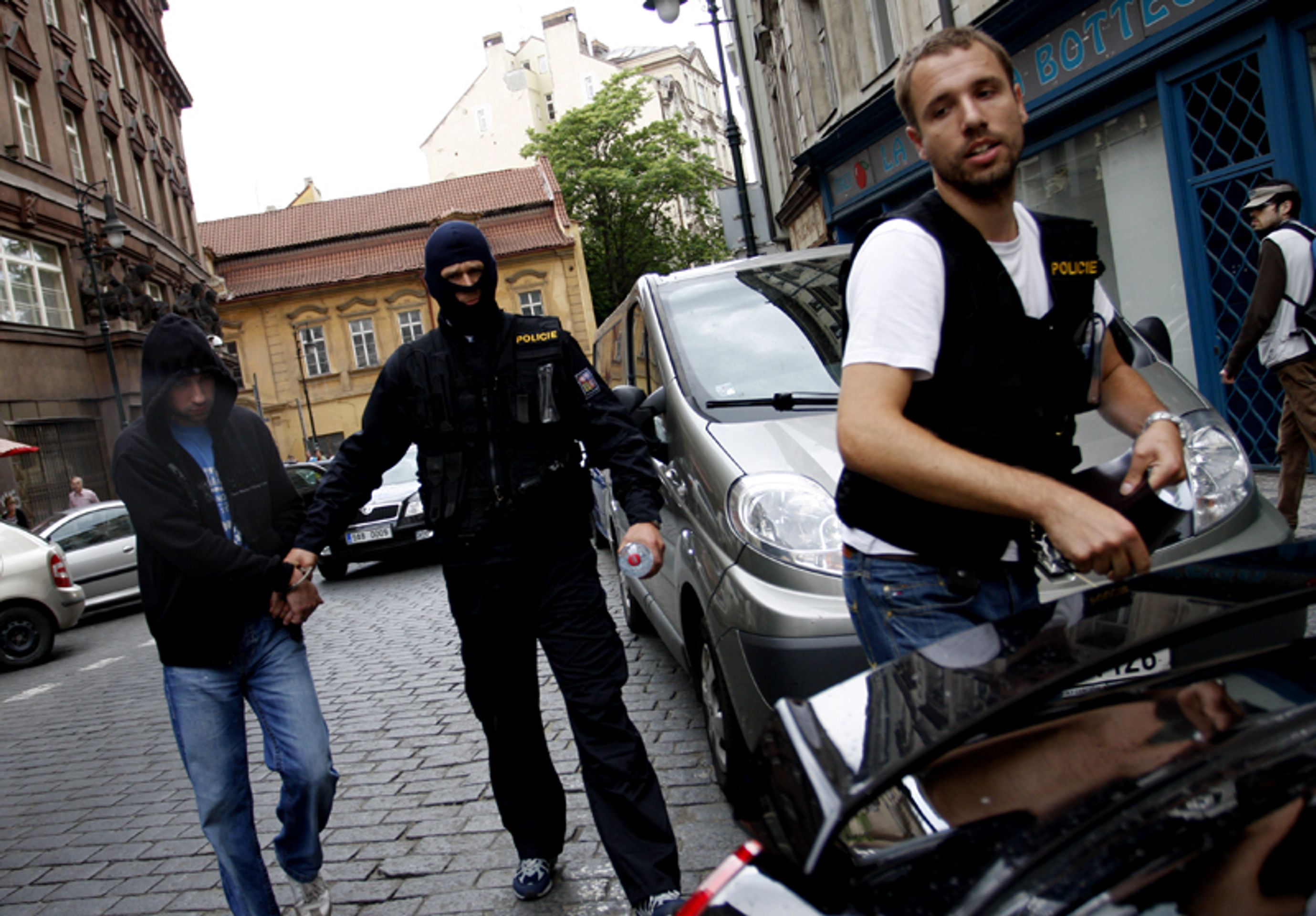 Policisté předvádějí extremisty zadržené při velké razii-12 - FOTOGALERIE: Policisté předvádějí extremisty zadržené při velké razii (9/18)