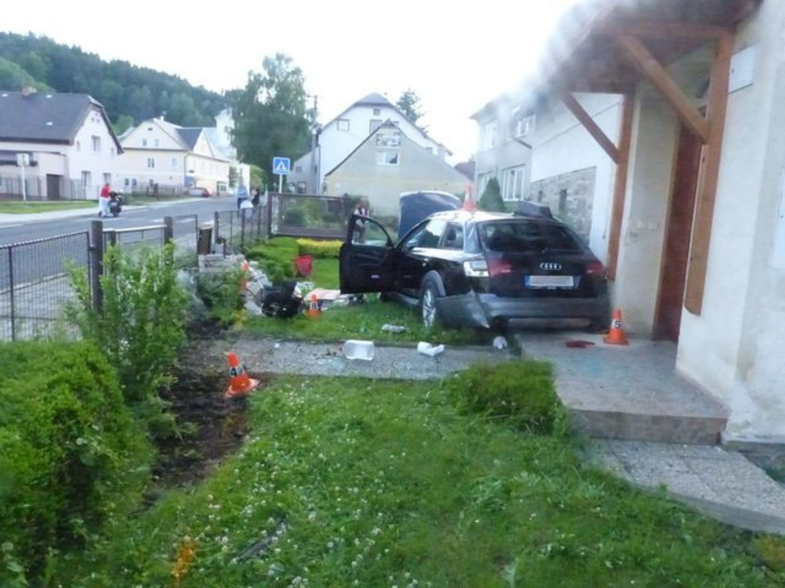 Auto na zahradě v Lipové - 3 - GALERIE: Auto vletělo do zahrady (2/4)