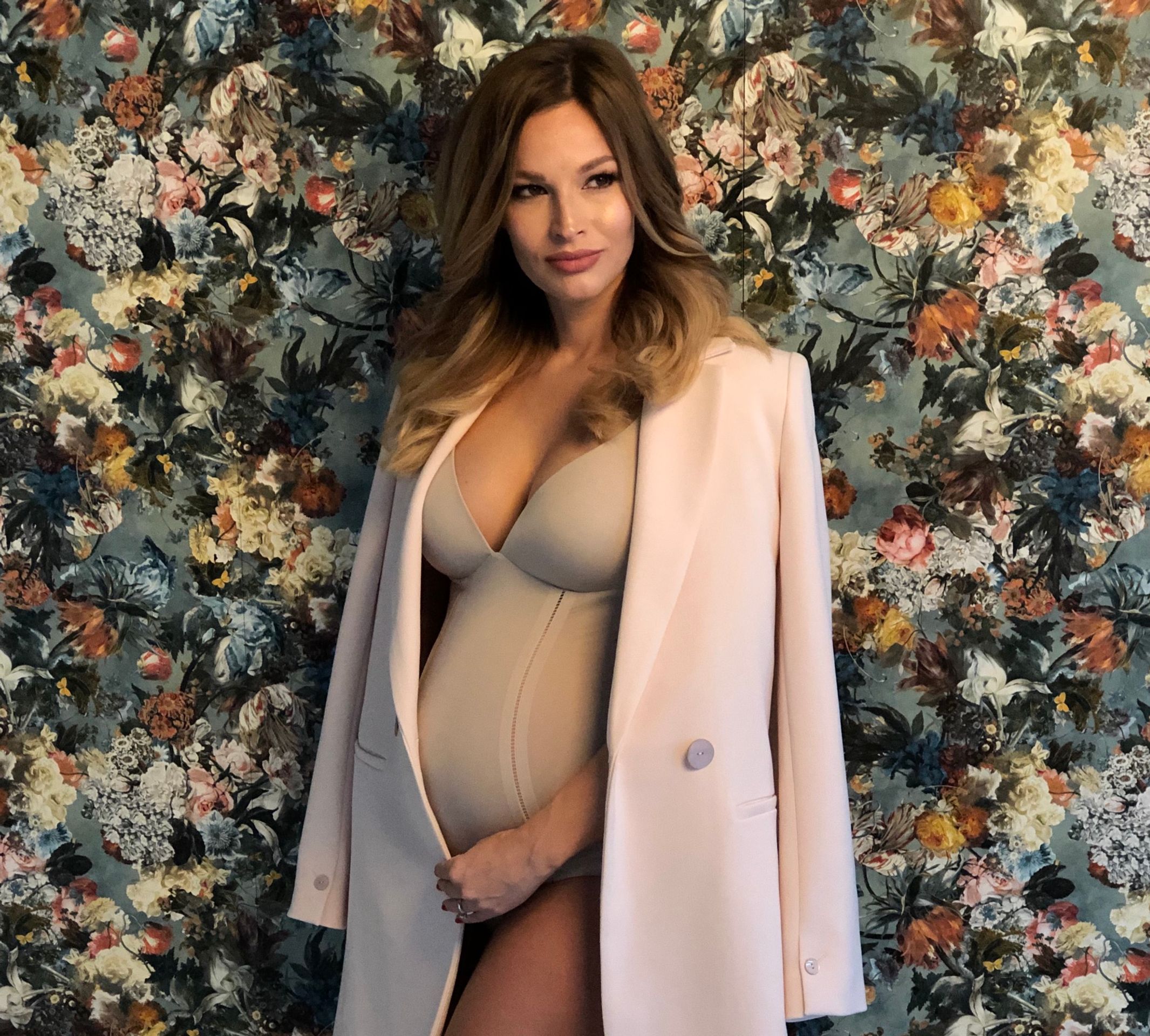 Těhotná moderátorka Petra Svoboda - GALERIE: Sexy fotky těhotné moderátorky TV Nova Petry Svobody (1/3)