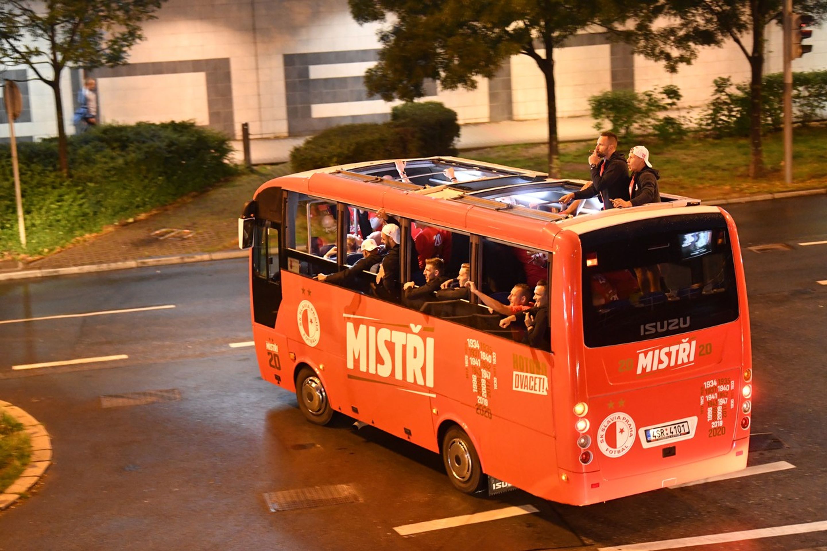 Mistrovský autobus Slavie - GALERIE: Takhle slavili fotbalisté Slavie Praha ligový triumf (2/5)