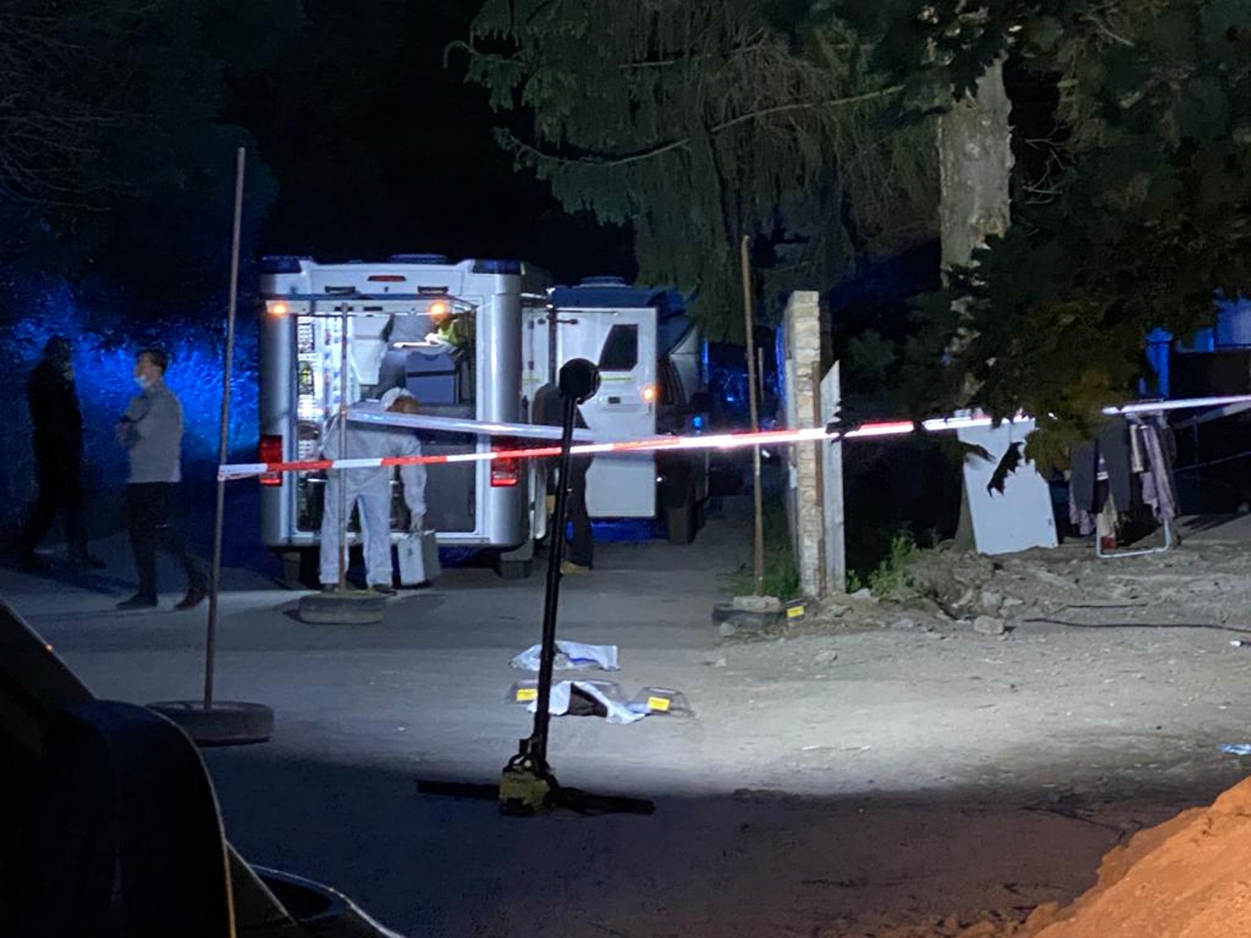 Vyšetřování závažného případu si převzala středočeská mordparta - GALERIE: Pobodání u ubytovny v Milovicích (1/5)
