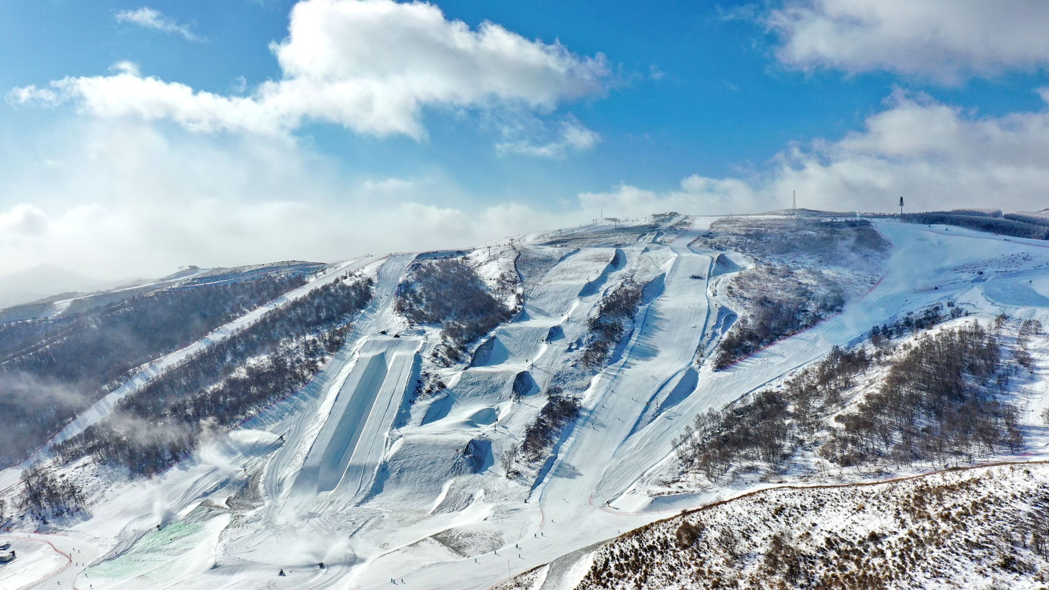 Pohled na rozestavěný Genting Snow Park pro zimní olympijské hry - Olympijské sportoviště v Zhangjiakou (6/9)