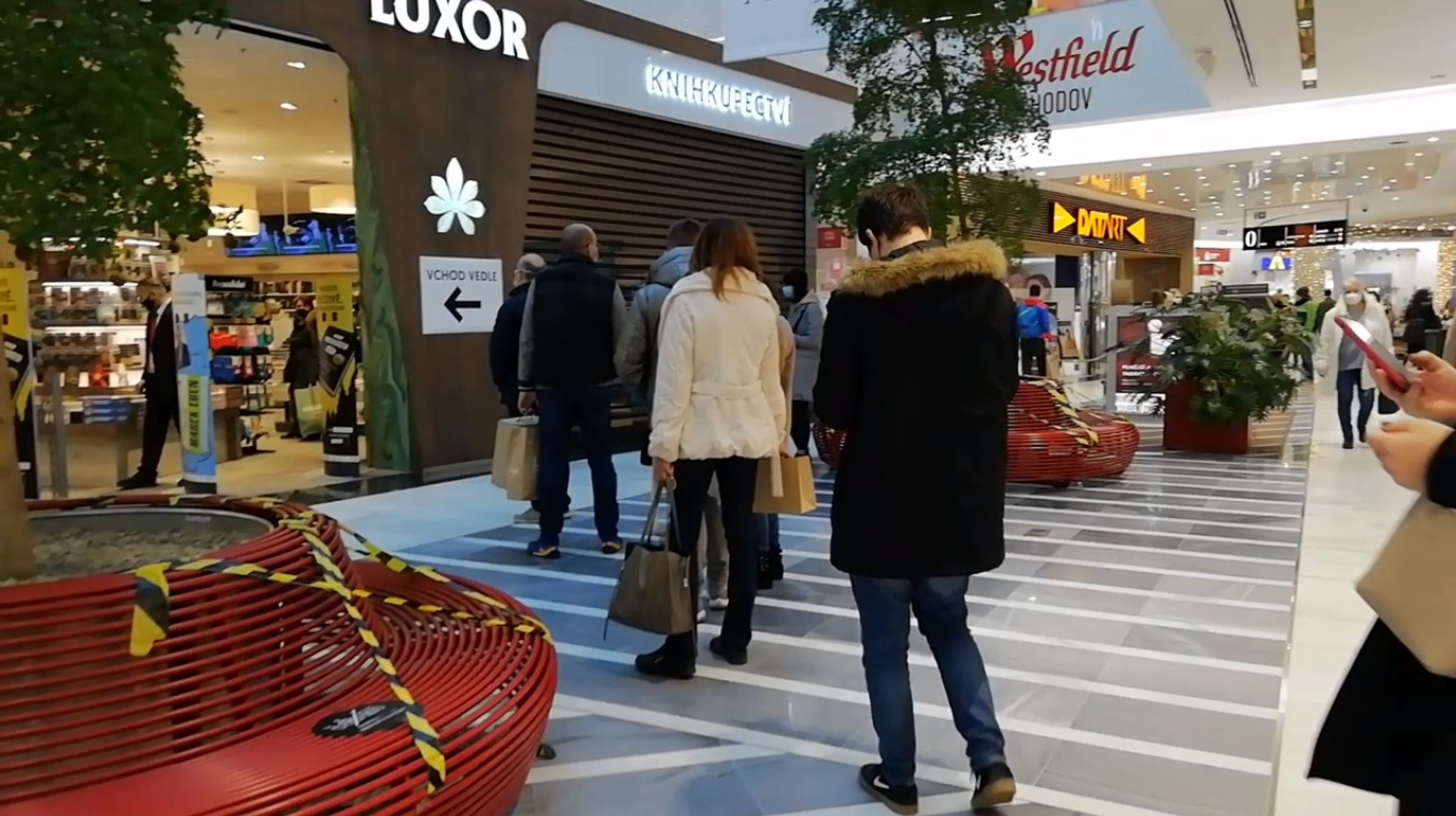 Fronty v nákupních centrech - 9 - GALERIE: Lidé vyrazili na předvánoční nákupy. Tvořily se dlouhé fronty (13/23)
