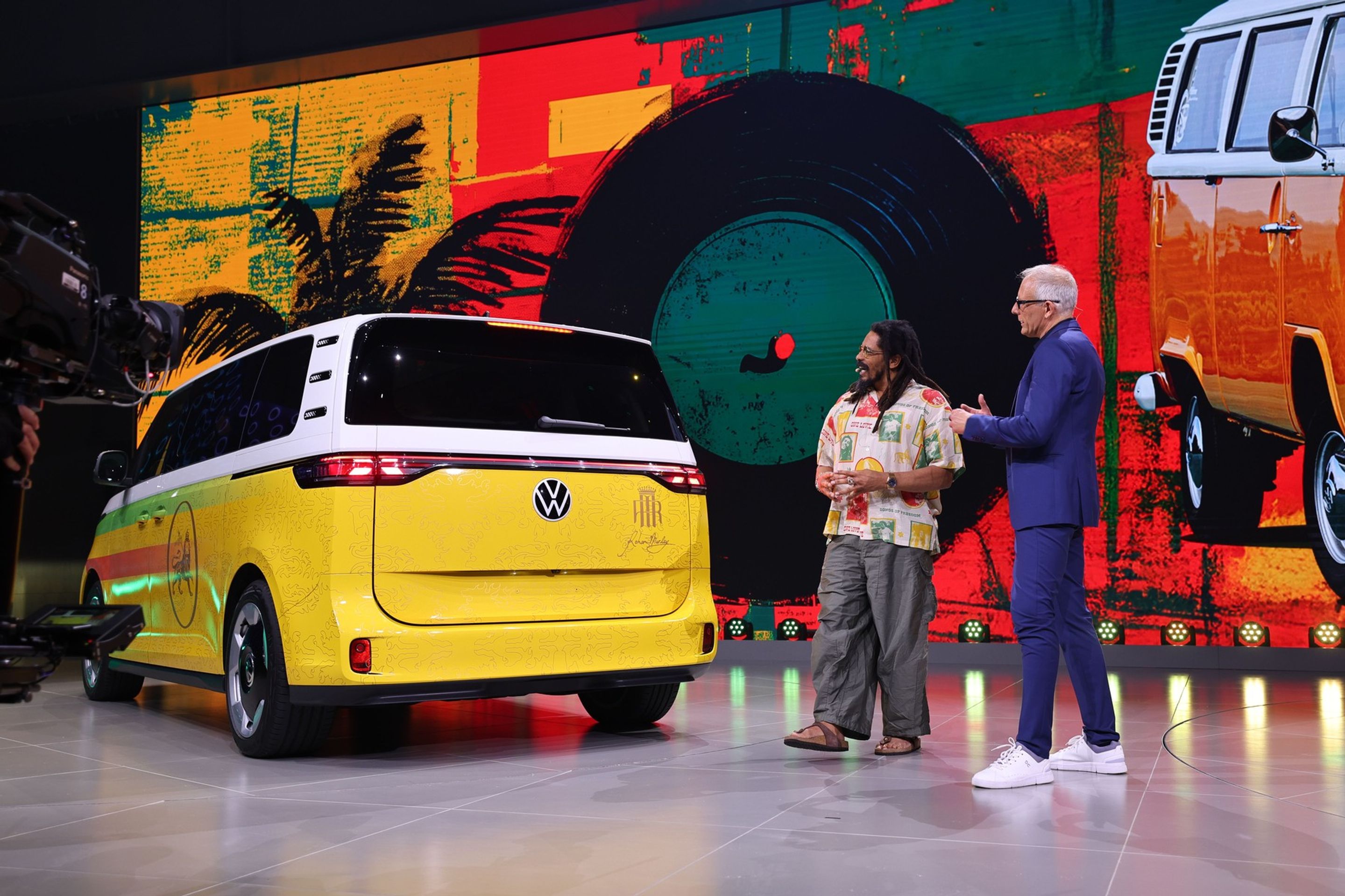 Vlastní úpravu elektrického VW ID.Buzz předvedl na pódiu během prezentace Volkswagenu syn legendárního jamajského muzikanta Boba Marleyho Rohan - Autosalon v Mnichově ukazuje budoucnost automobilového průmyslu (13/37)