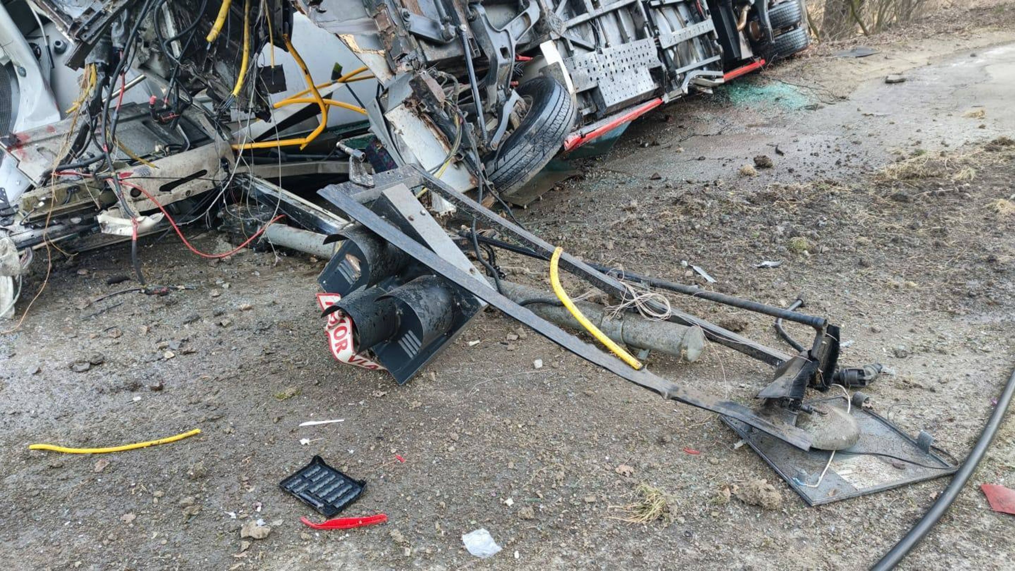 Srážka autobusu s vlakem na železničním přejezdu na Slovensku - 12 - GALERIE:Srážka autobusu s vlakem na železničním přejezdu na Slovensku (12/12)