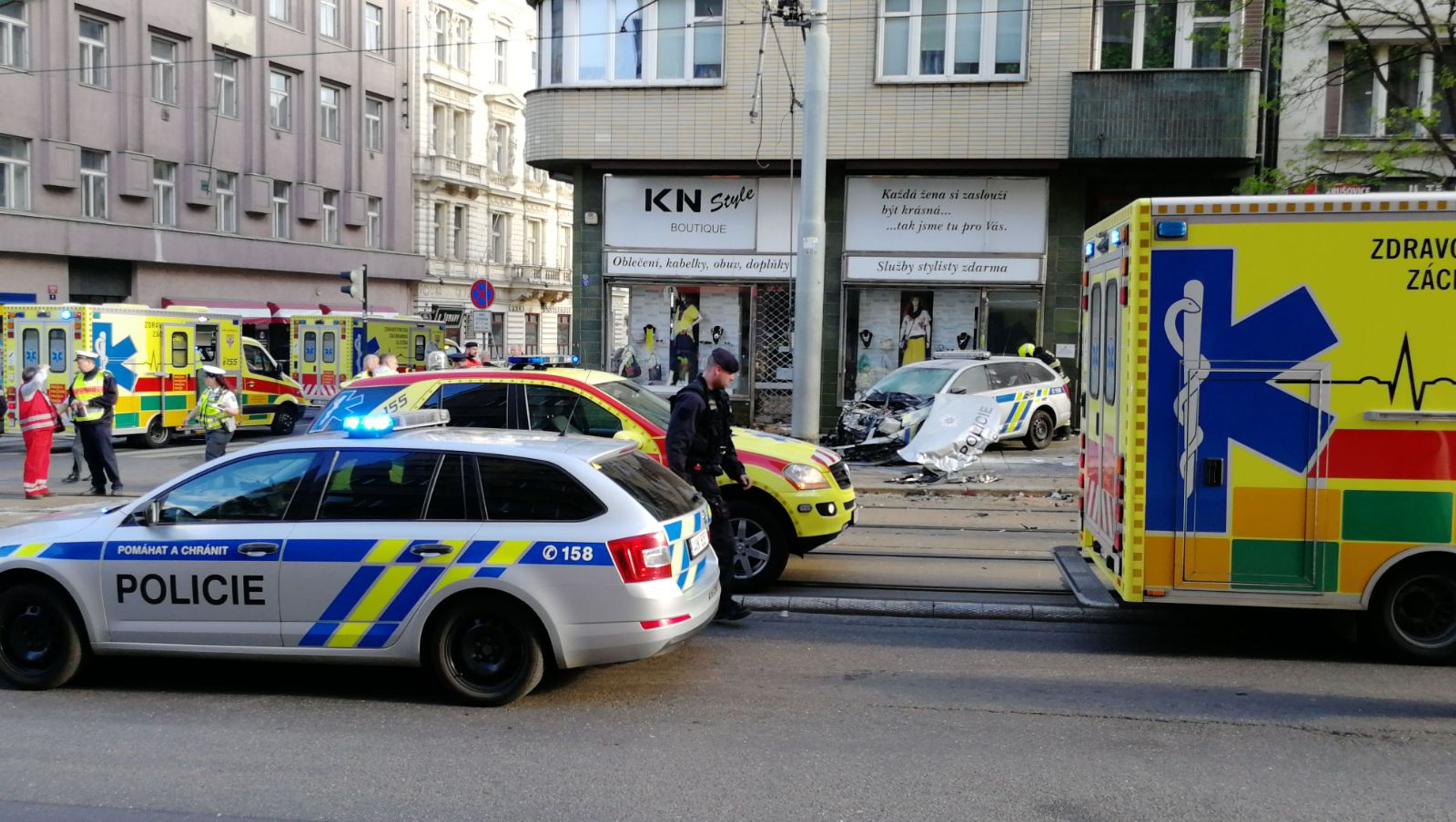 Nehoda policejního auta v Praze - GALERIE: Nehoda policejního auta v Praze (7/10)